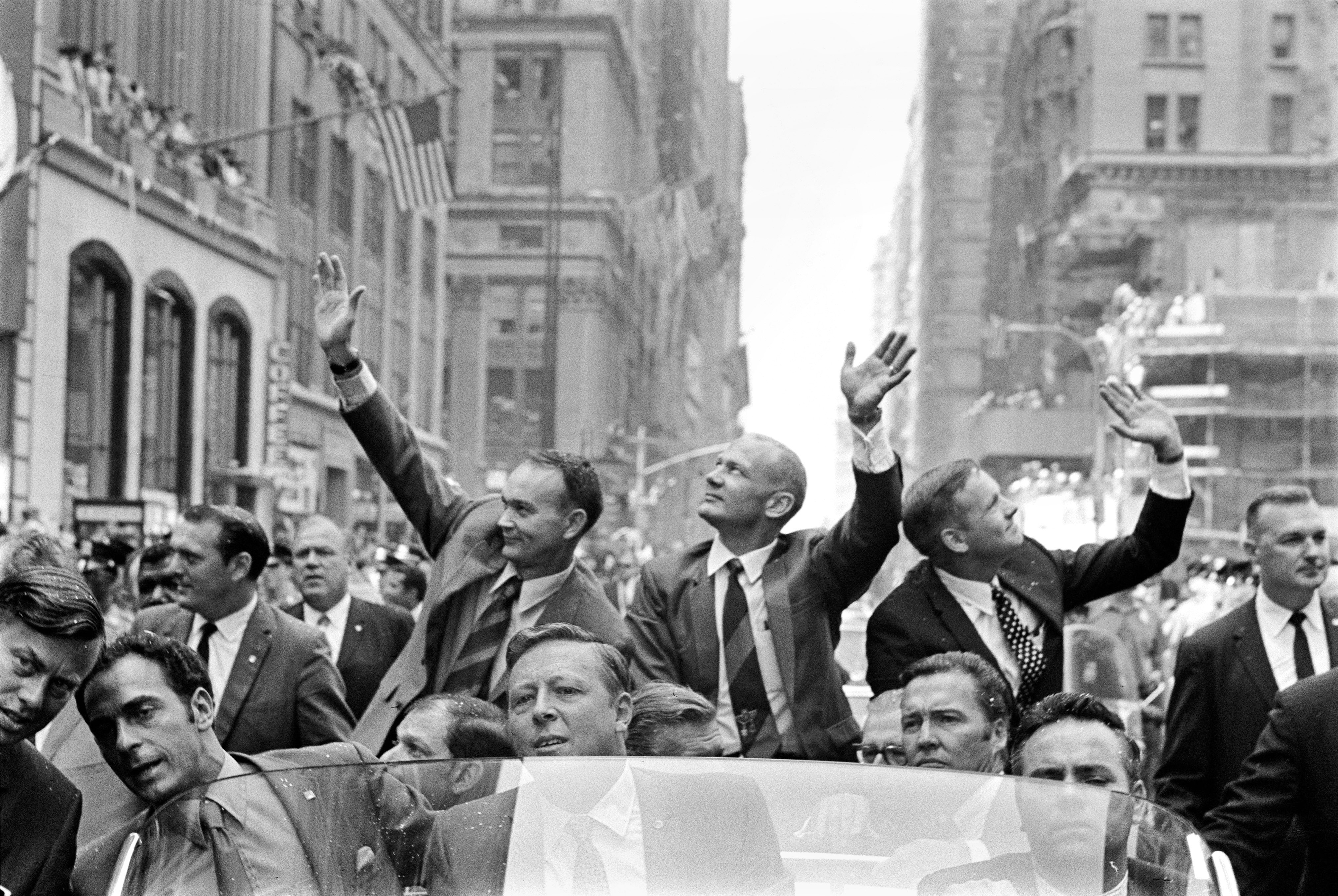 I tre astronauti durante la parata in loro onore organizzata a New York, il 13 agosto 1969, a cui prendono parte quattro milioni di americani. Dal 24 luglio al 10 agosto gli astronauti rimangono in quarantena precauzionale.
