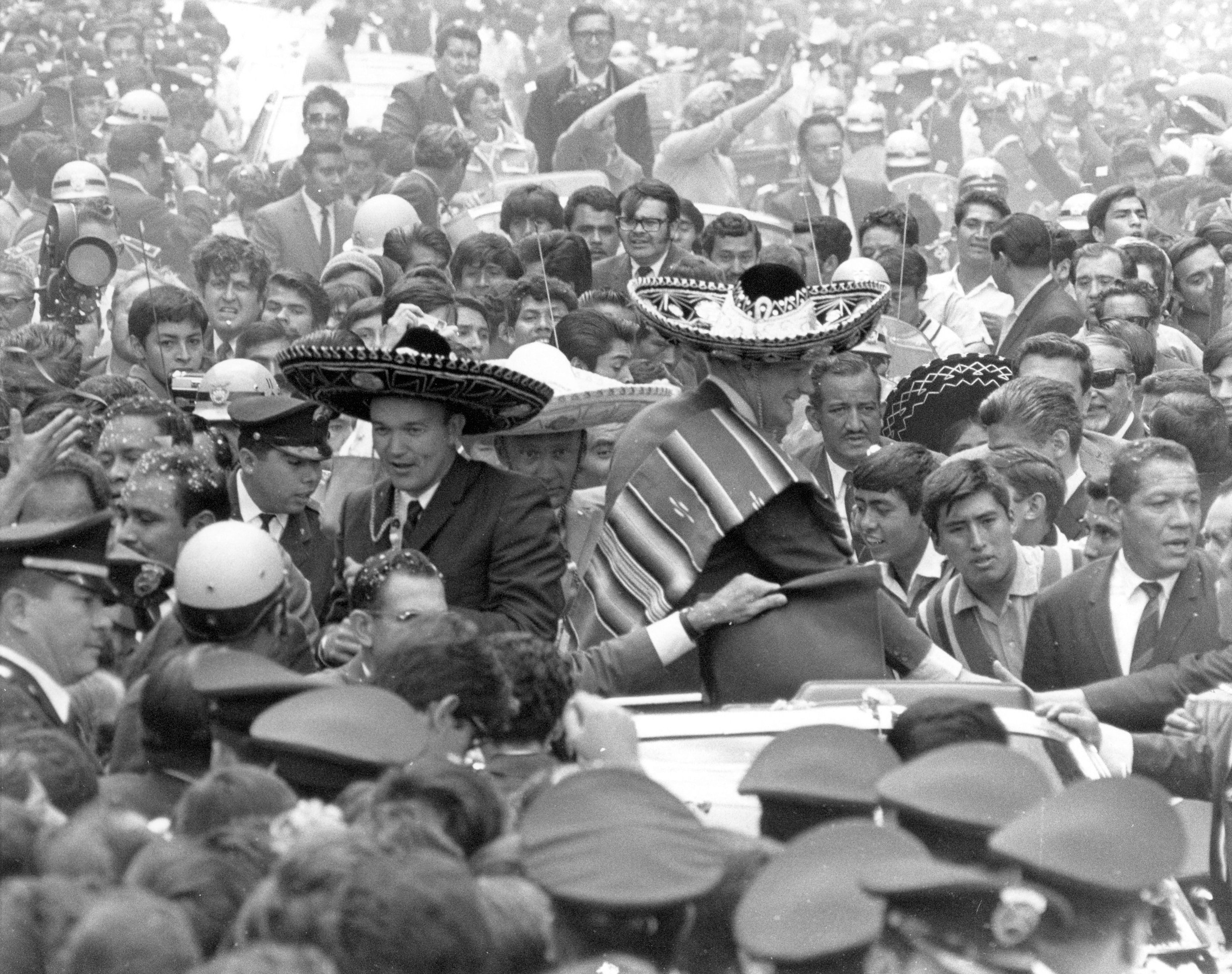 I tre astronauti durante una manifestazione in loro onore in Messico. In seguito alla missione lunare l'equipaggio compie un vero e proprio tour celebrativo in 22 differenti paesi 