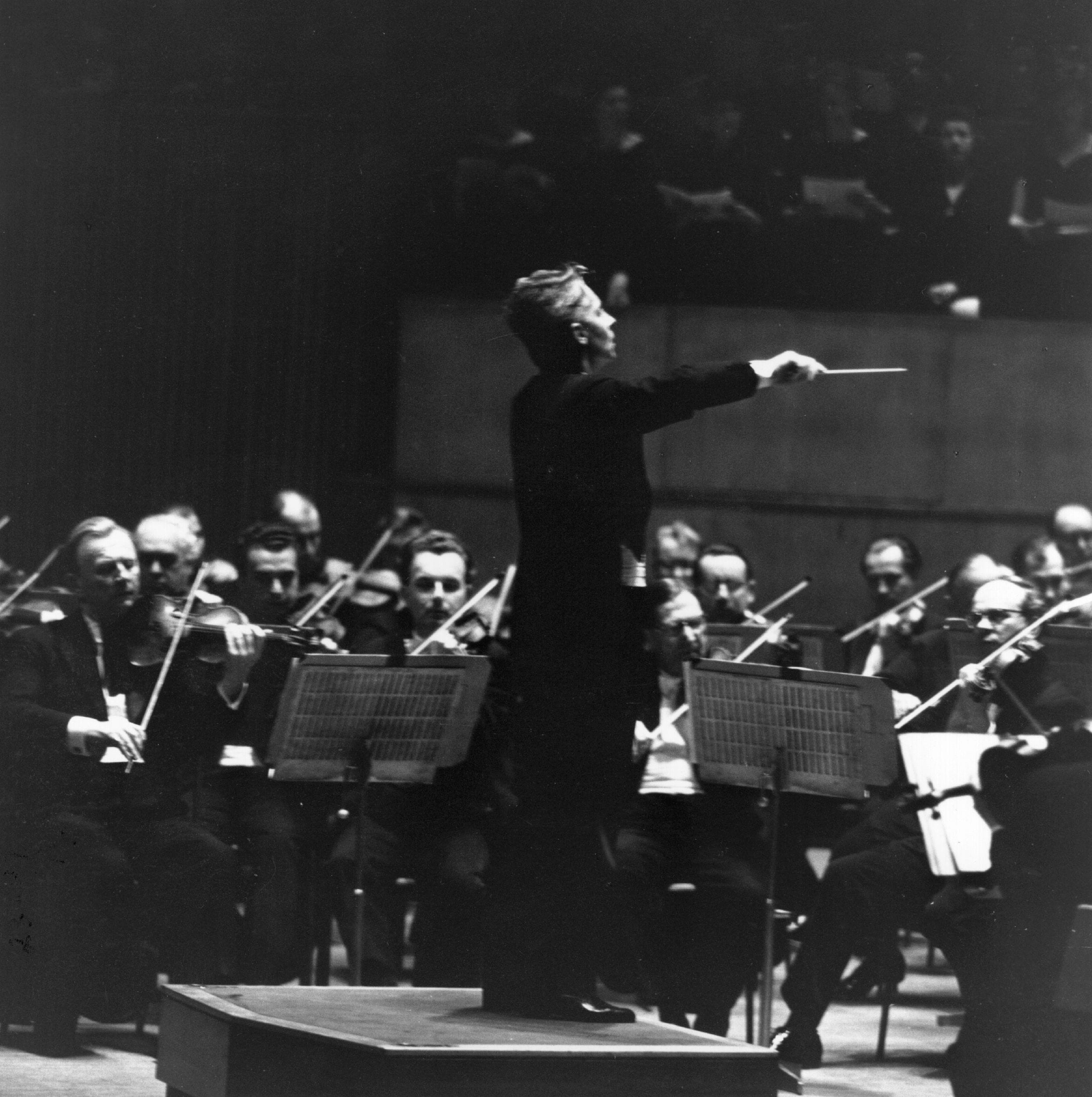 Herbert von Karajan dirige la Vienna Philharmonic Orchestra al Royal Festival Hall di Londra, 1963.