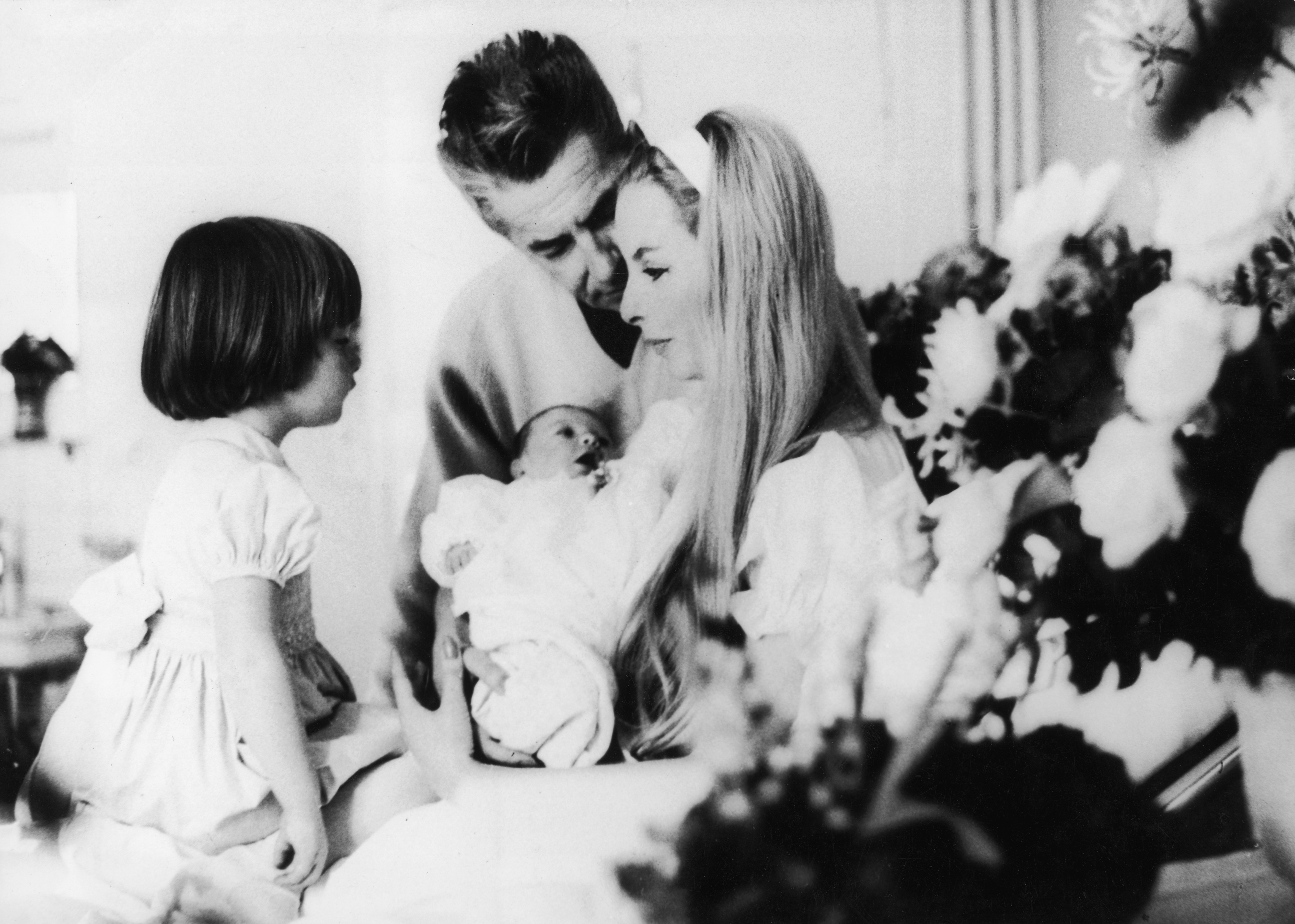 Herbert von Karajan con la moglie Eliette, la figlia maggiore Isabelle e la neonata Arabelle a St Moritz, 1964.