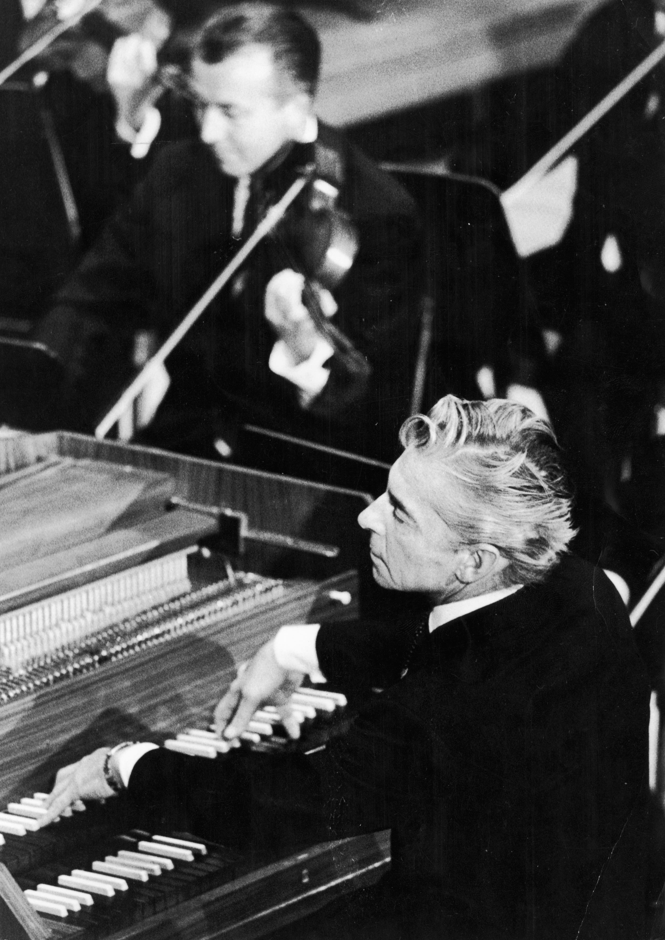 Herbert von Karajan suona il piano durante un concerto a Lucerna. Foto non datata.