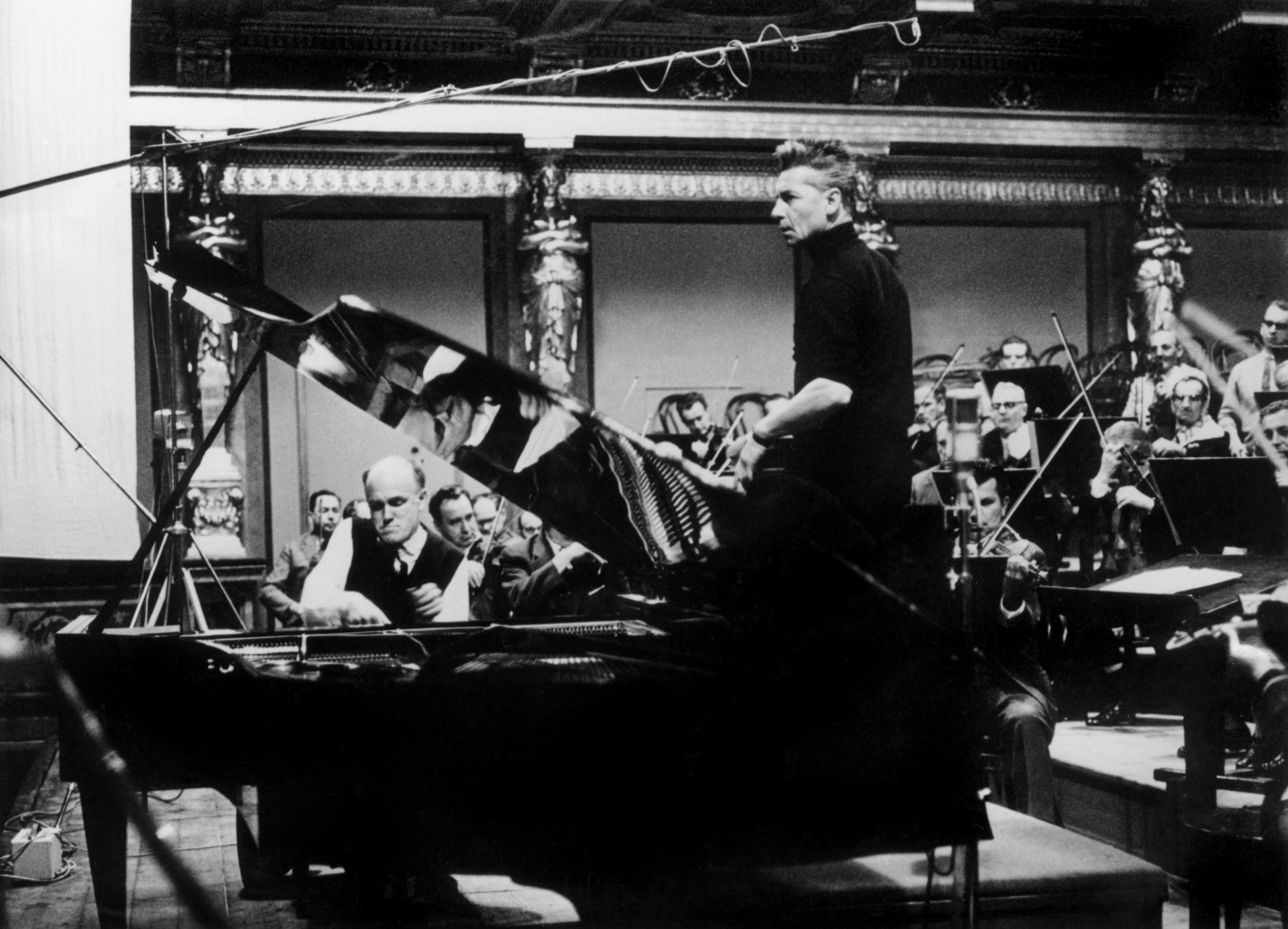 Herbert von Karajan con il pianista ucraino Sviatoslav Richter. Foto non datata.