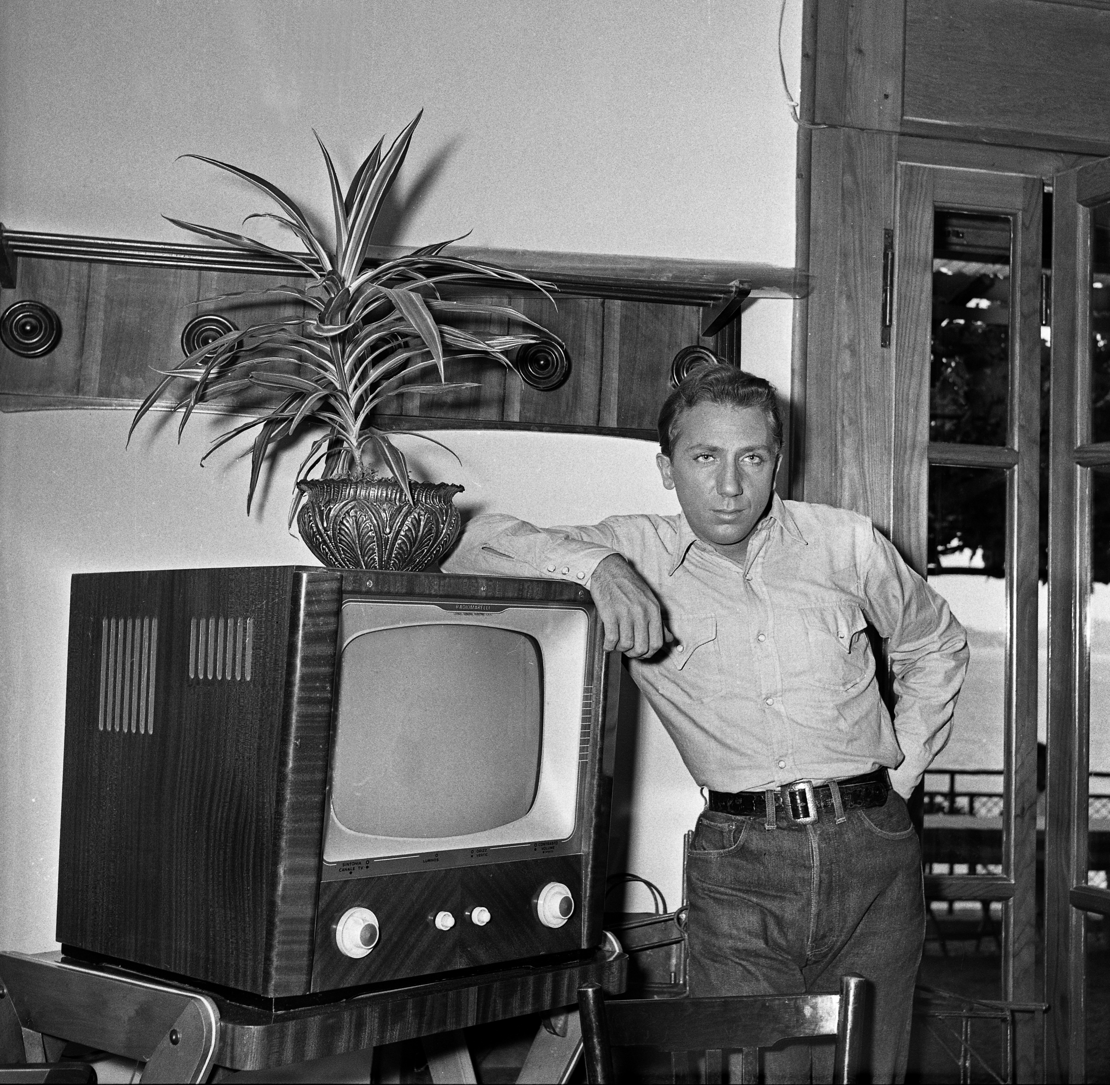 Nella sua casa milanese, nel 1955