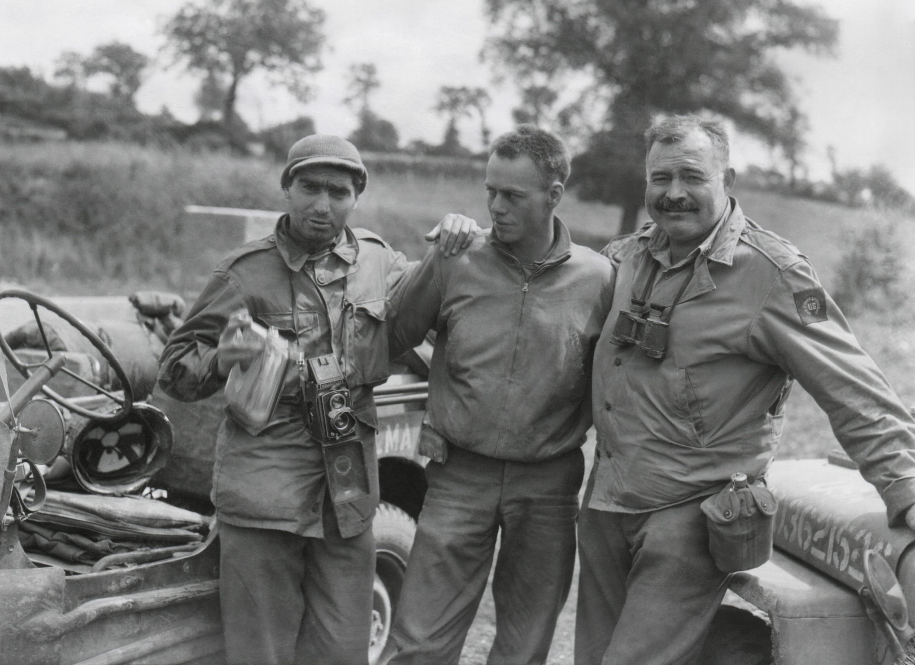 Ernest Hemingway con il fotografo Robert Capa in Spagna. Al centro il loro autista