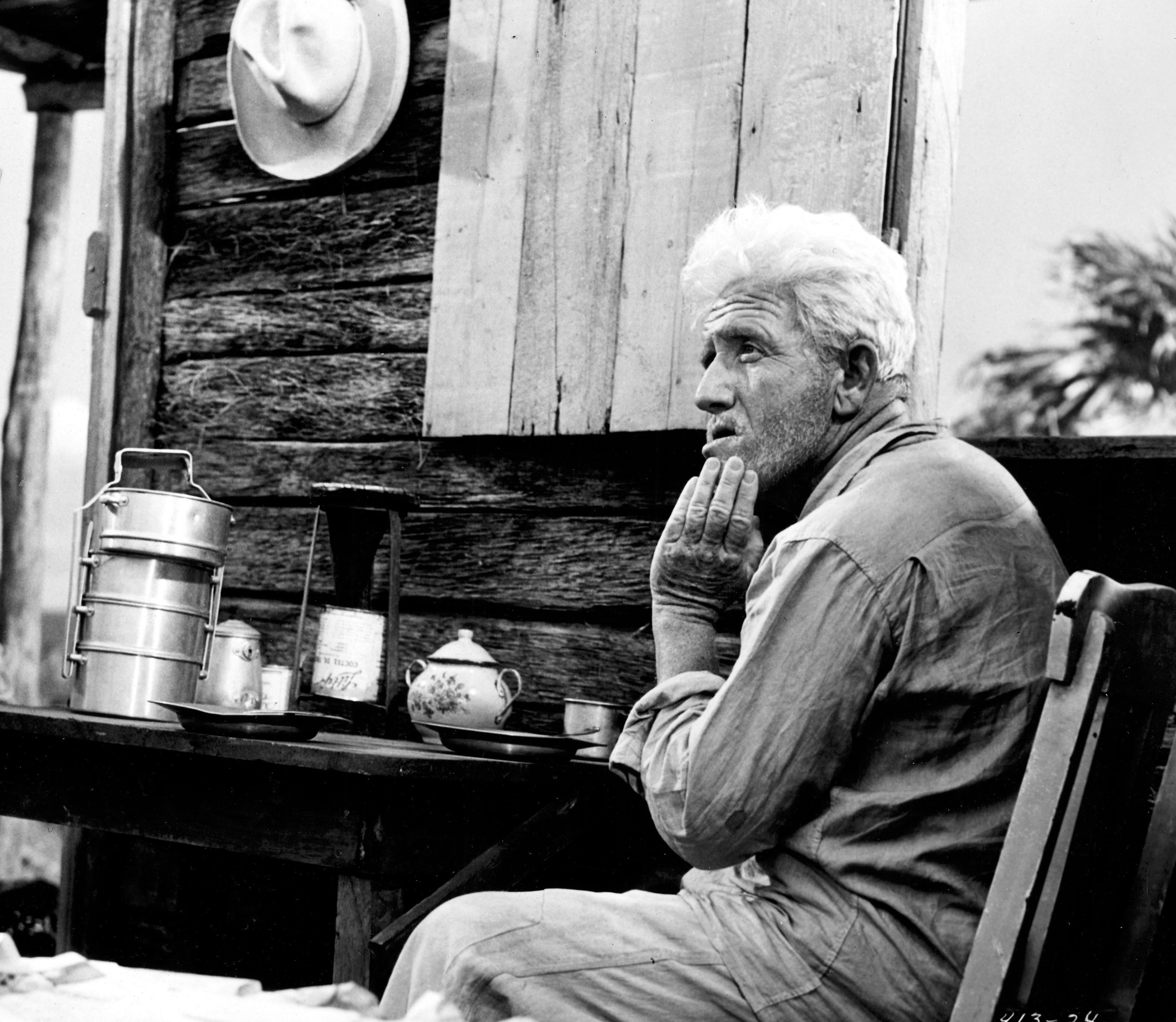 Spencer Tracy in una scena del film Il vecchio e il mare dall'omonimo romanzo. 1958