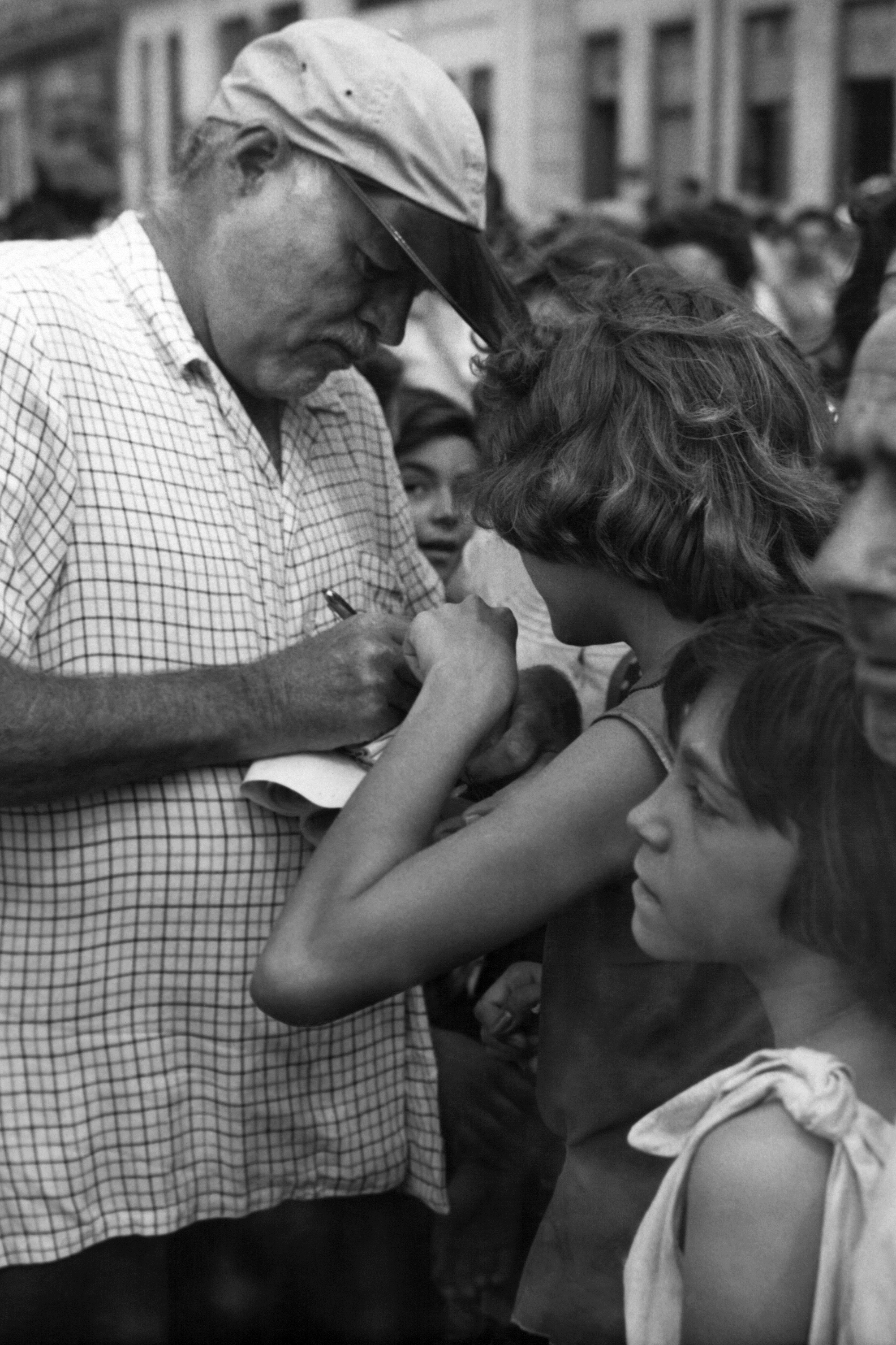 Ernest Hemingway firma autografi sul set del film Il vecchio e il mare, 1958