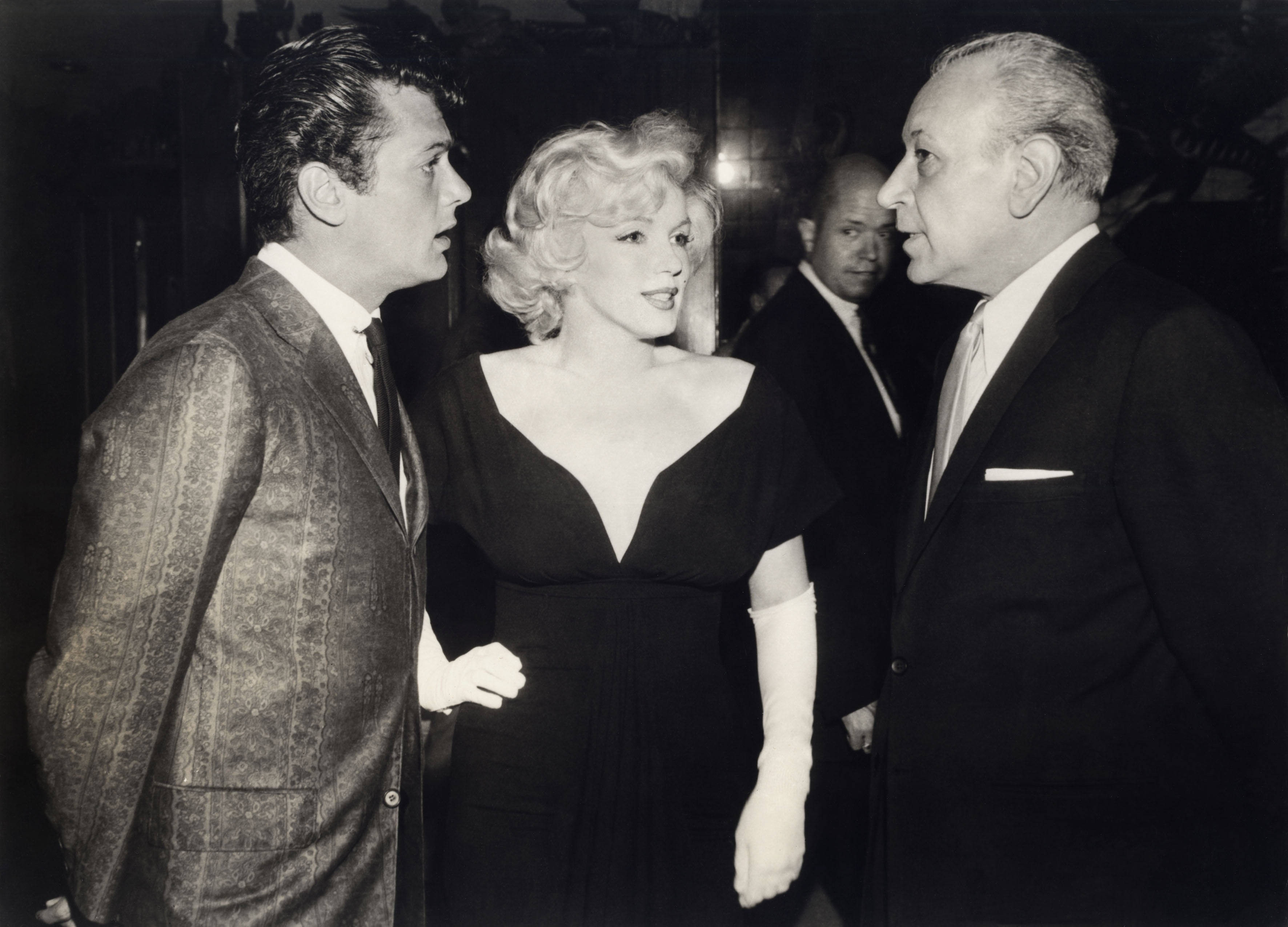 Tony Curtis, Marilyn Monroe e George Raft alla conferenza stampa di presentazione del film nel 1959