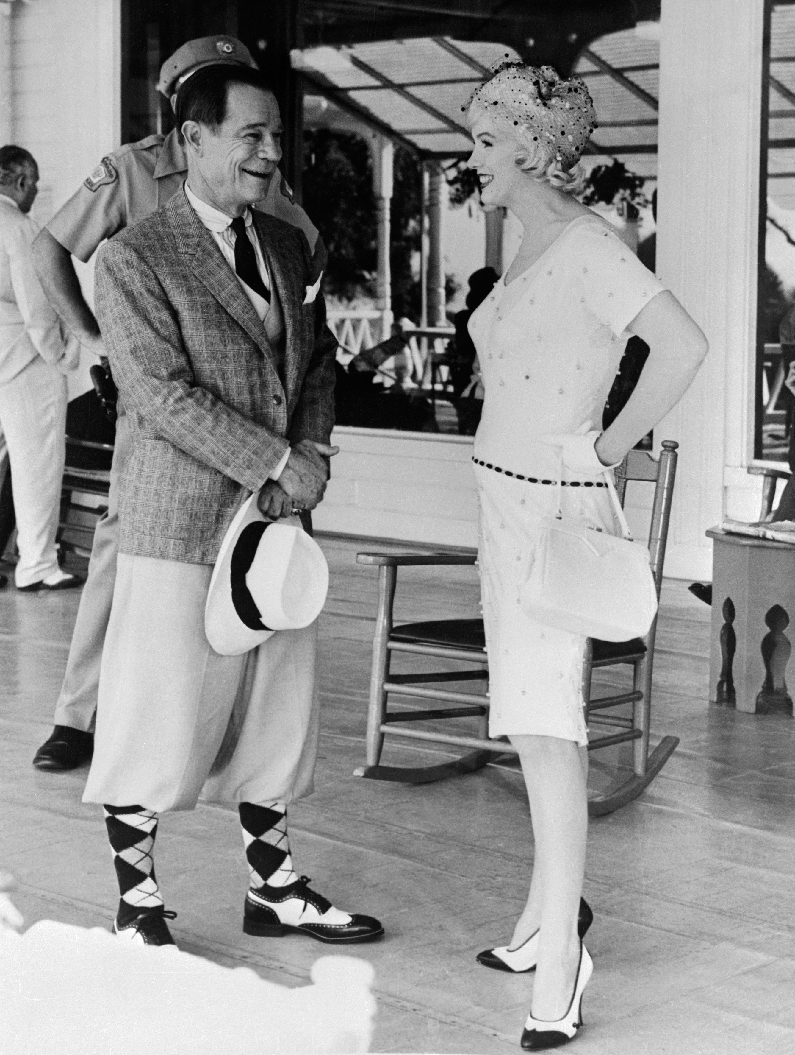 Sul set di A qualcuno piace caldo nel 1958 , l'attore Joe E. Brown e Marilyn Monroe durante una pausa dalle riprese