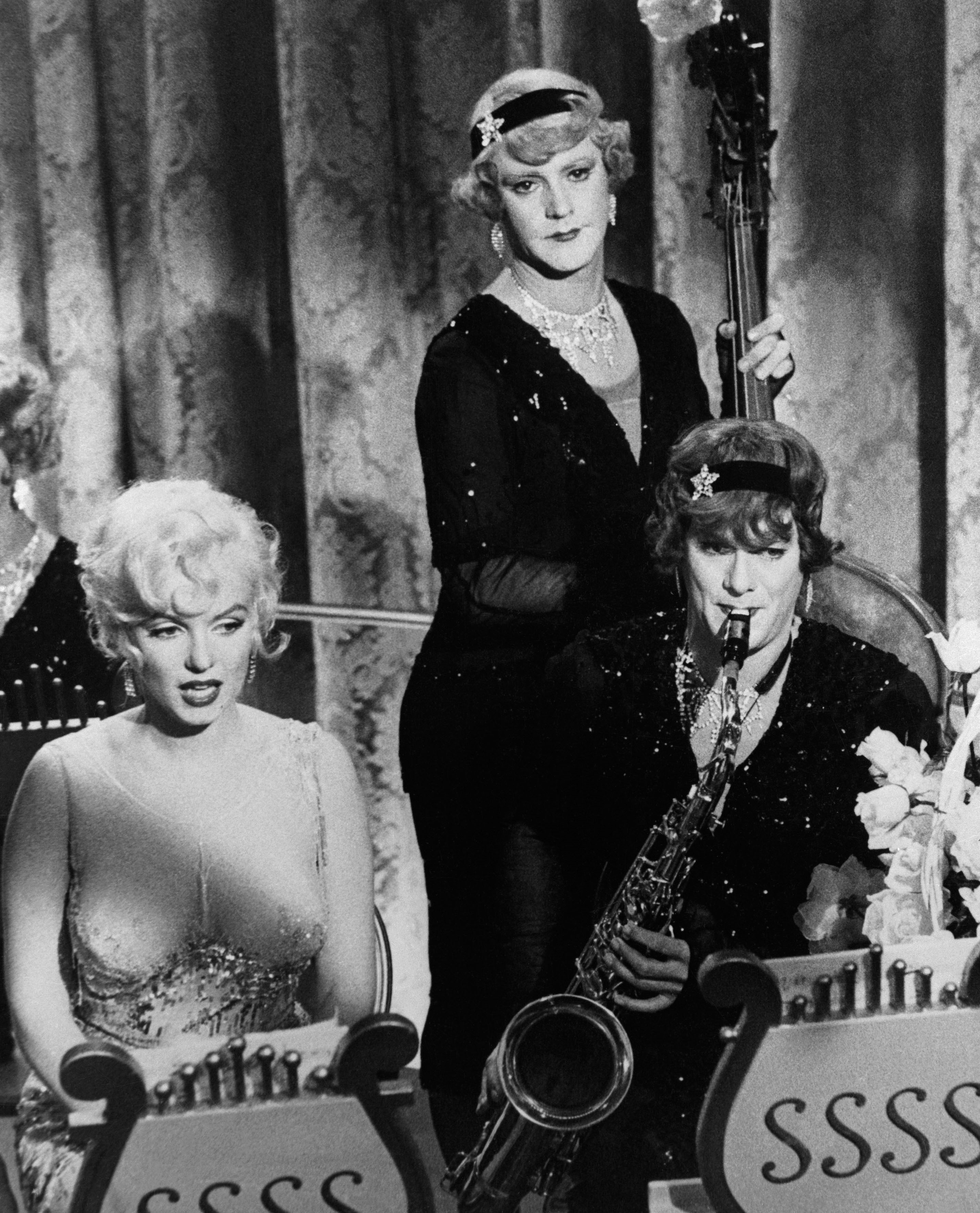 Marilyn Monroe, Jack Lemmon e Tony Curtis in una scena di A qualcuno piace caldo, uscito nei cinema nel 1959