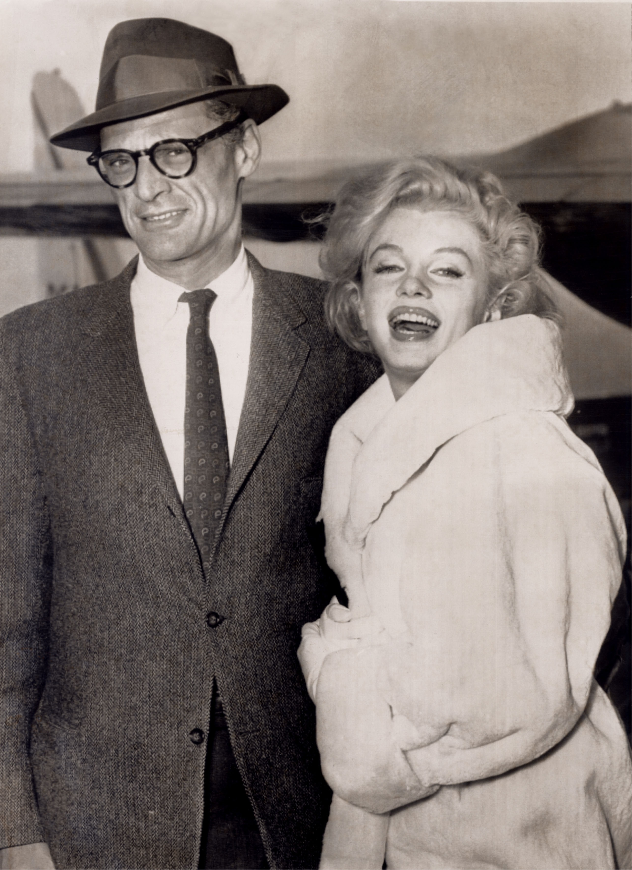 All'aeroporto di New York al ritorno dalle riprese del film di Wilder, Marilyn con il marito Arthur Miller
