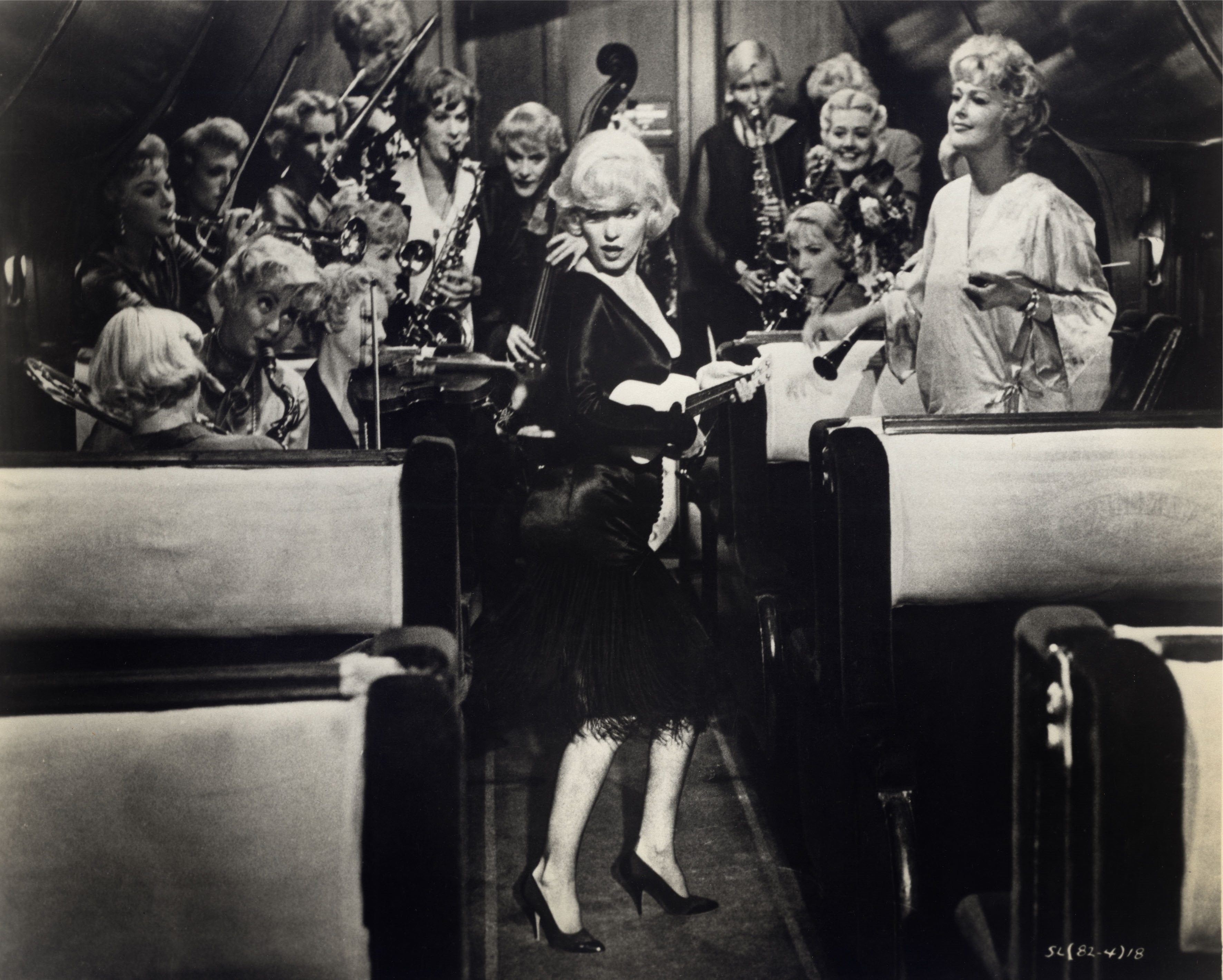 Una scena canora del film: Marilyn suona l'ukulele sulle note di Running wild
