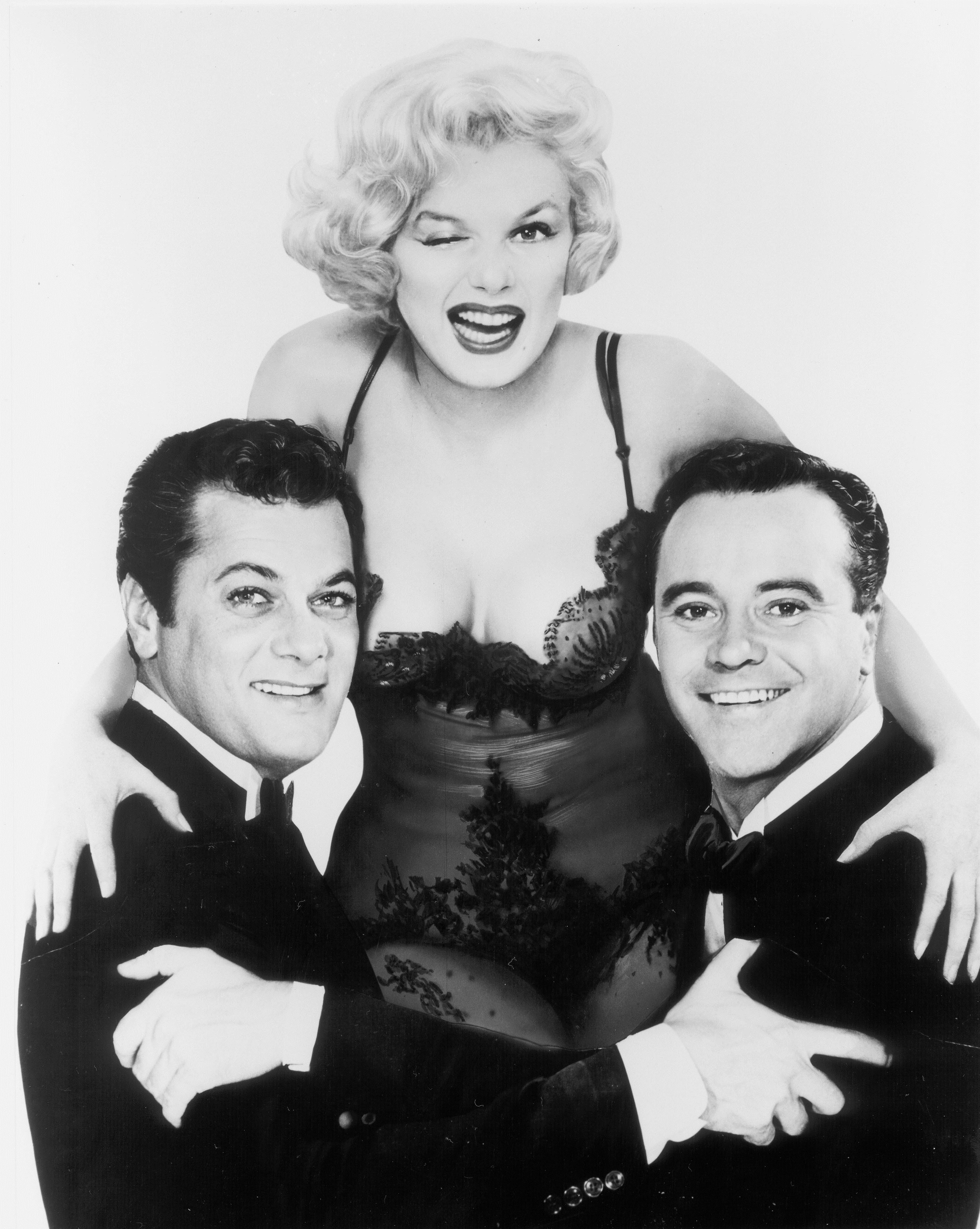 I tre protagonisti del film A qualcuno piace caldo: Tony Curtis, Marilyn Monroe e Jack Lemmon