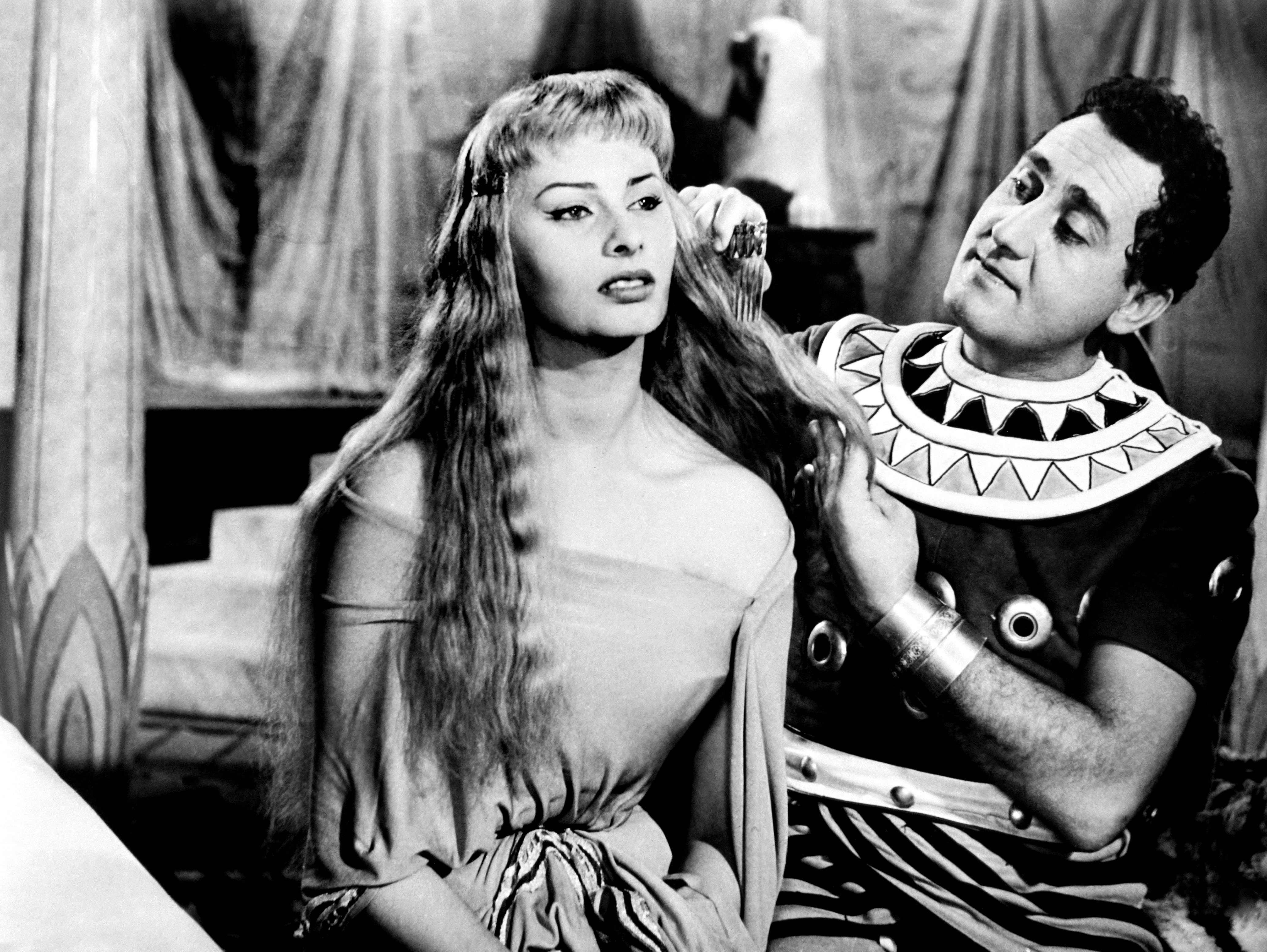 Nel film Due notti con Cleopatra insieme ad Alberto Sordi, 1954