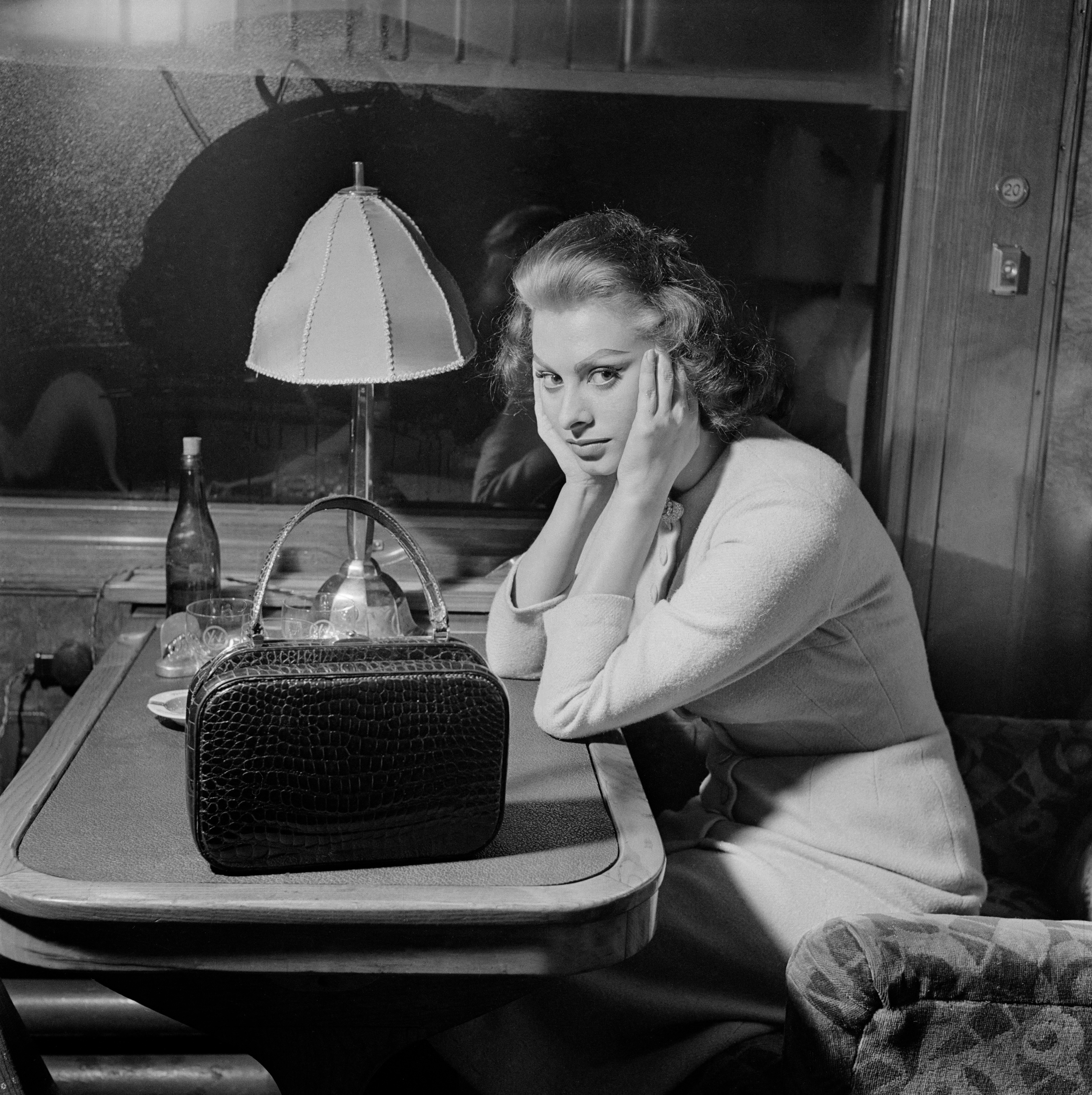 Sul treno che la porta a Parigi, 1956