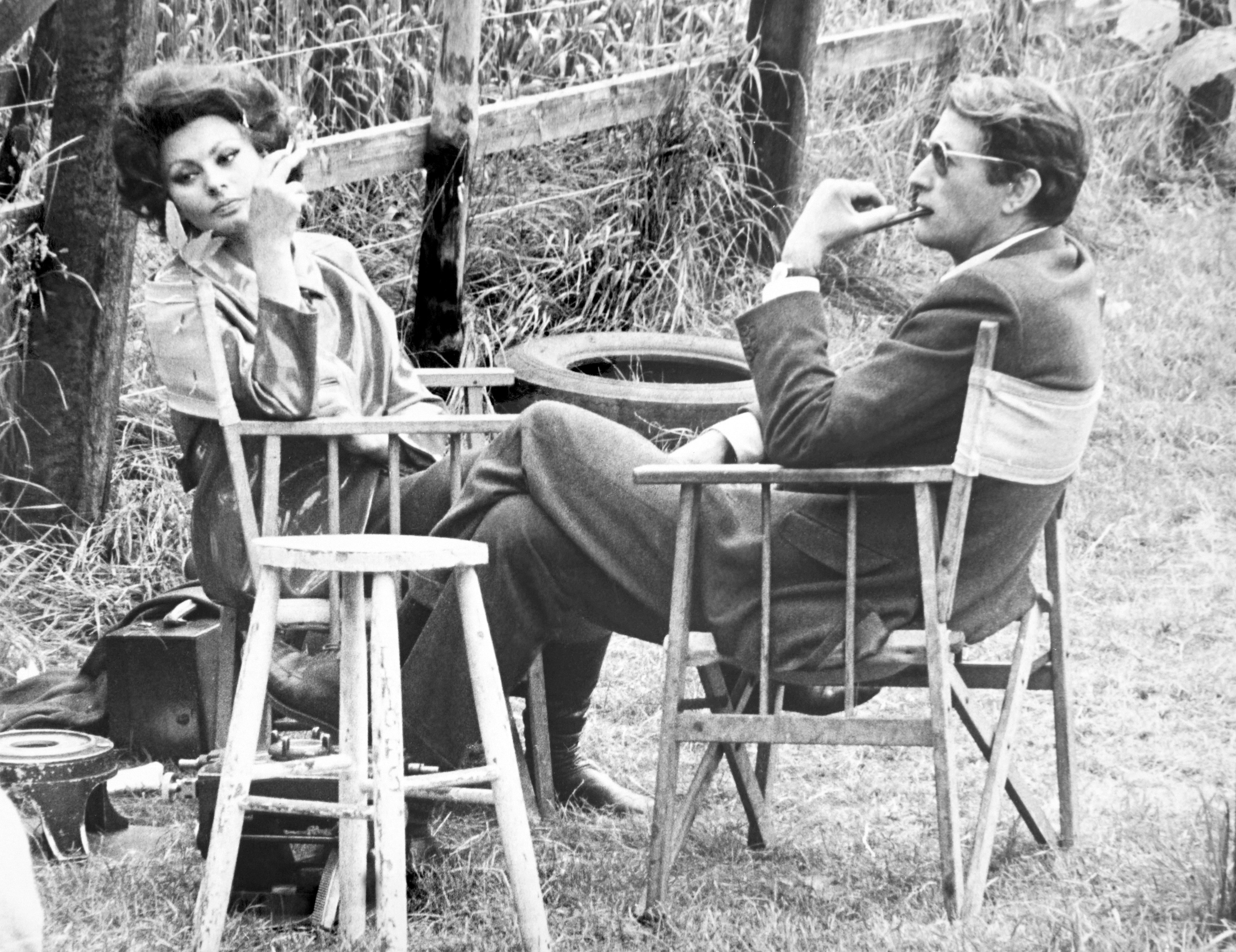 In una pausa dalle riprese del film Arabesque che girò, nel 1966 con Gregory Peck. Regia di Stanley Donen