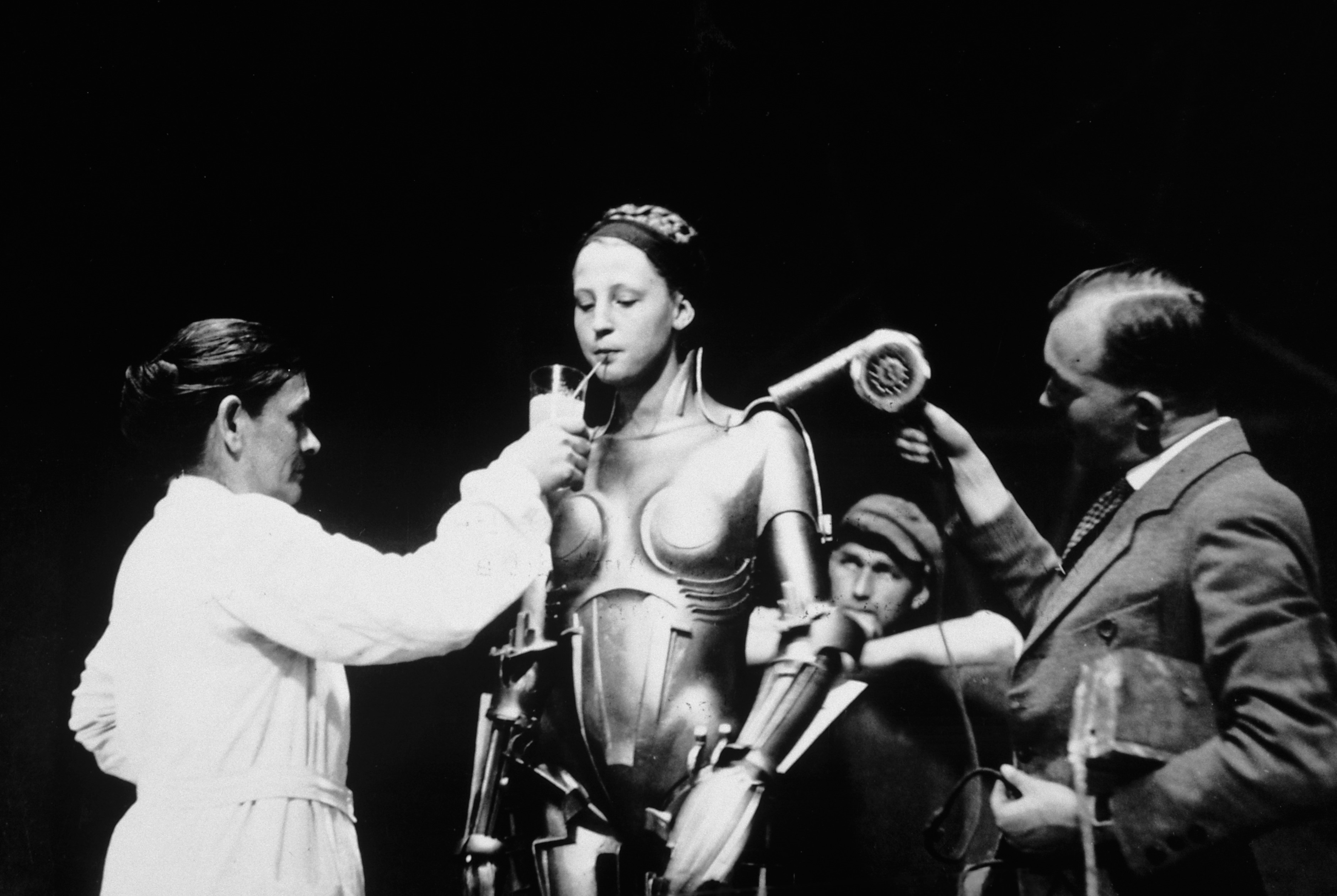 La protagonista di Metropolis, Brigitte Helm, al trucco. 1927