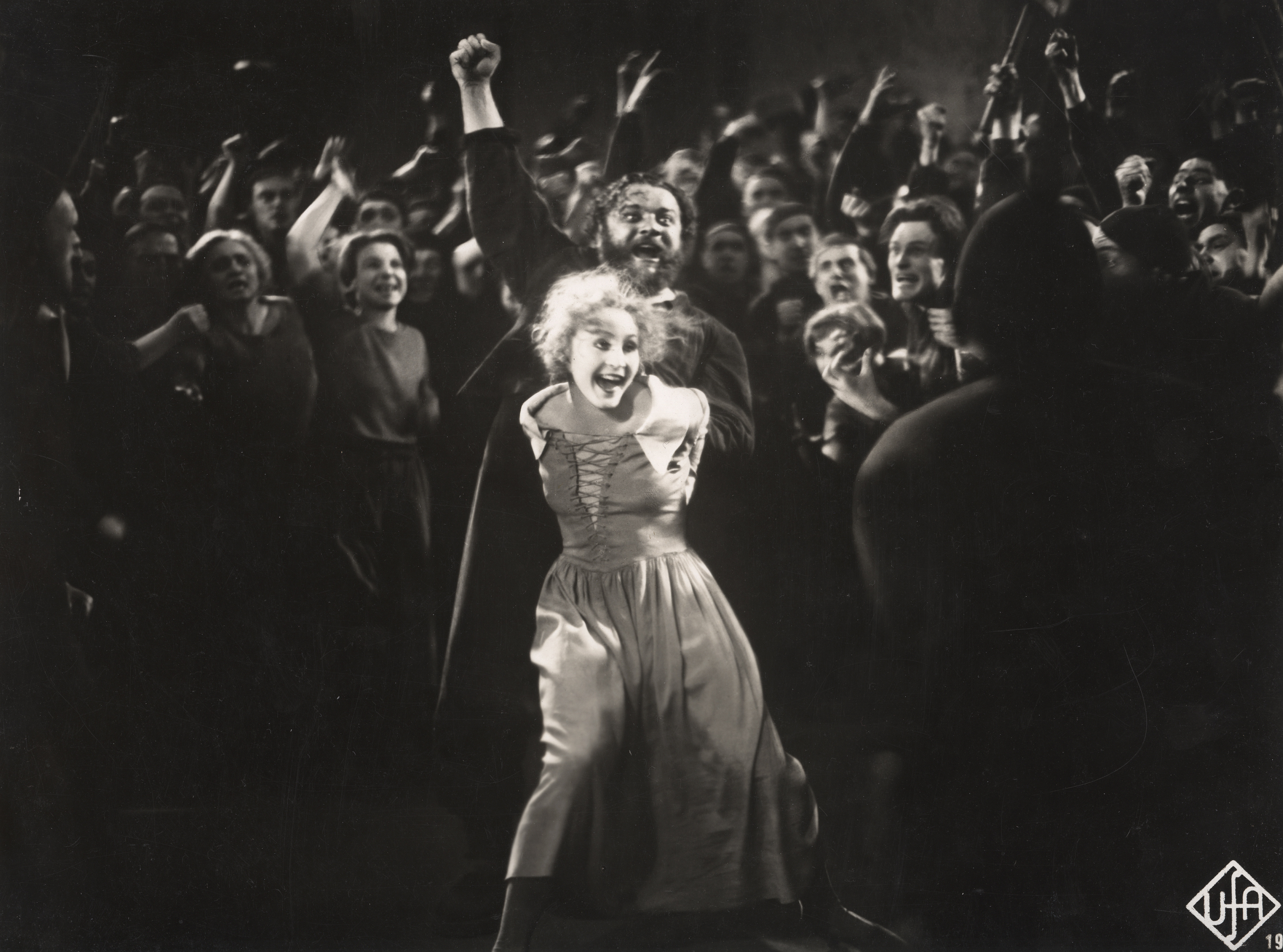 Brigitte Helm in una scena corale di Metropolis