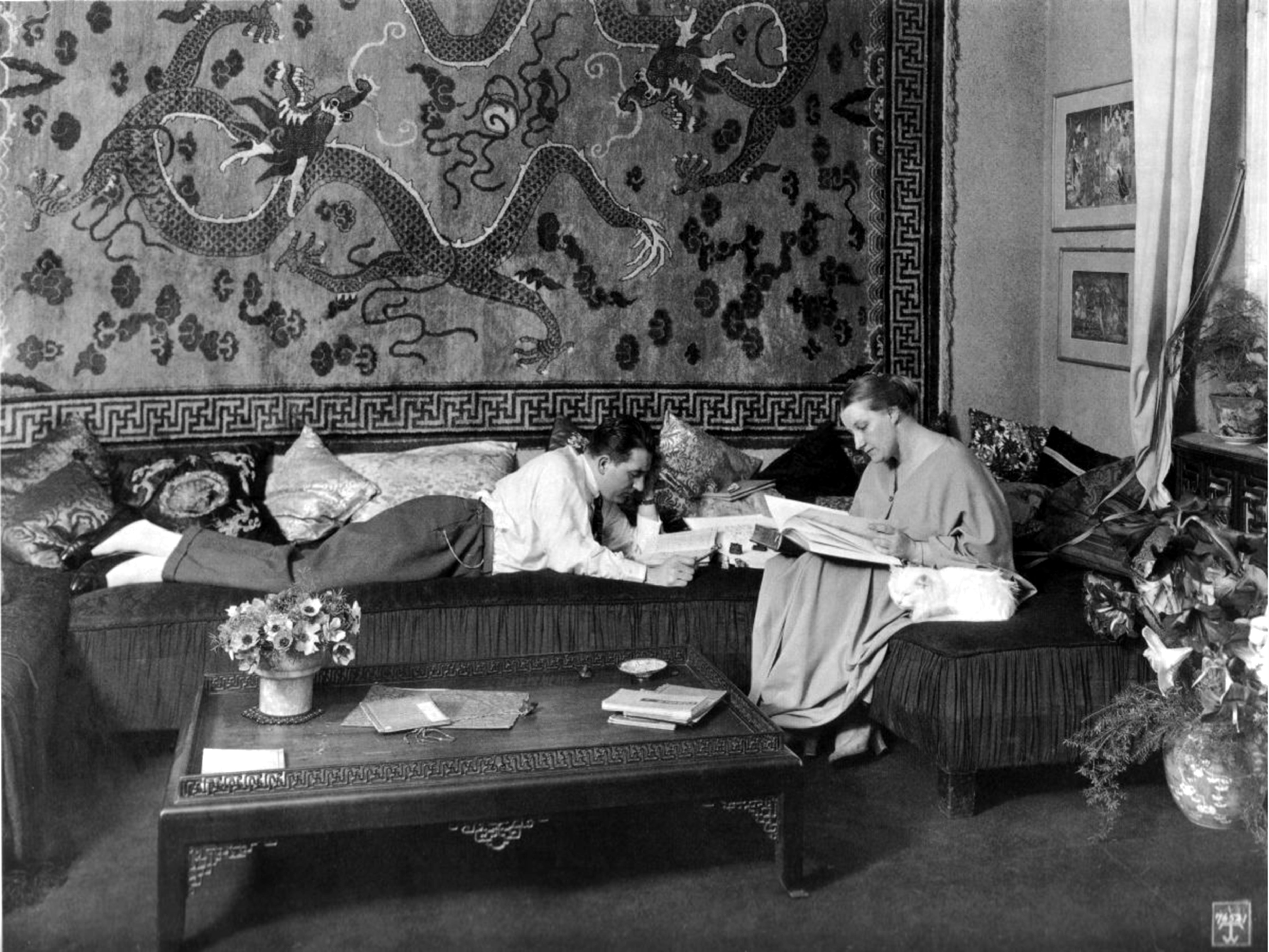Il regista Fritz Lang e la moglie Thea von Harbou lavorano alla sceneggiatura di Metropolis. Il film è tratto dall'omonimo romanzo della Von Harbou