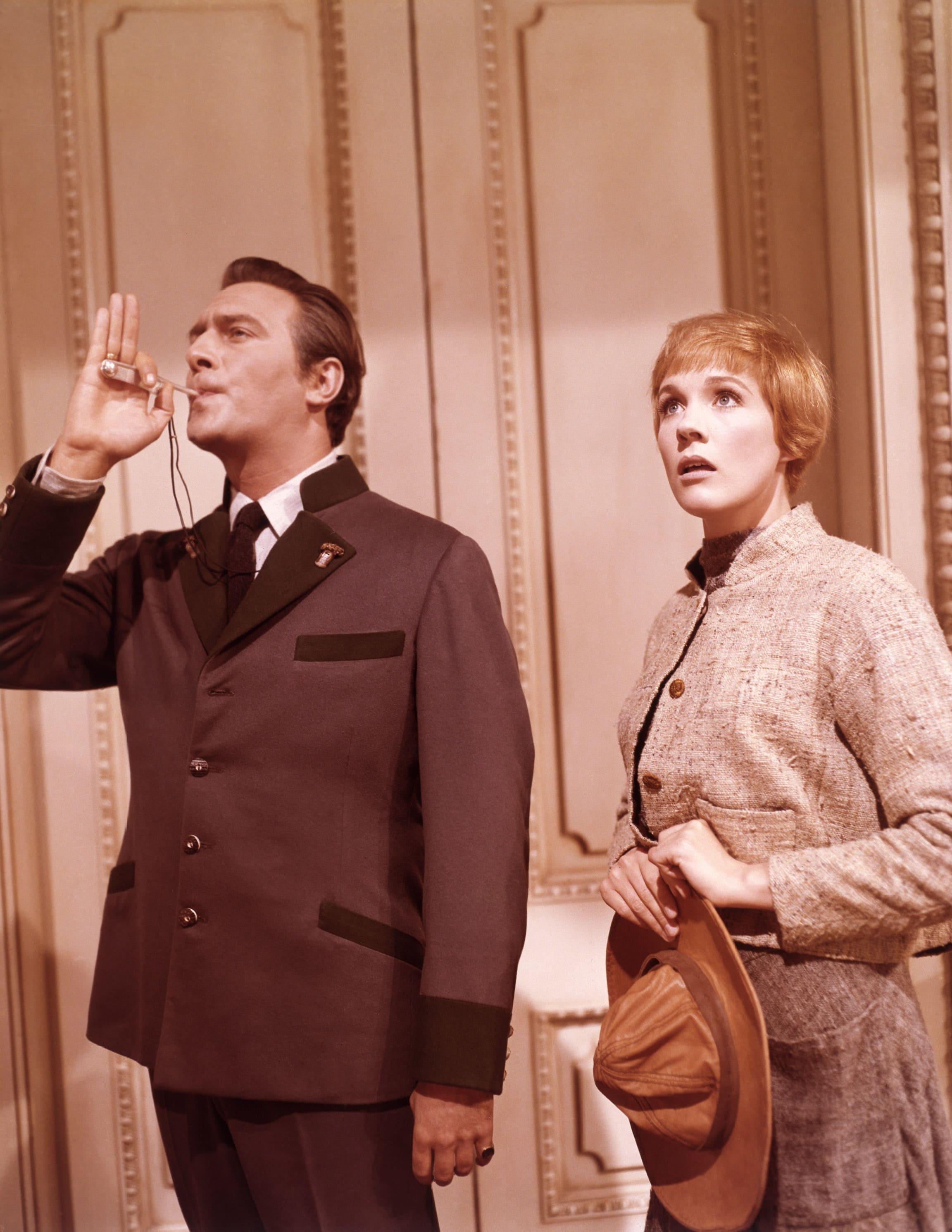 Con l'attore Christopher Plummer in una scena del film Tutti insieme appassionatamente, 1965