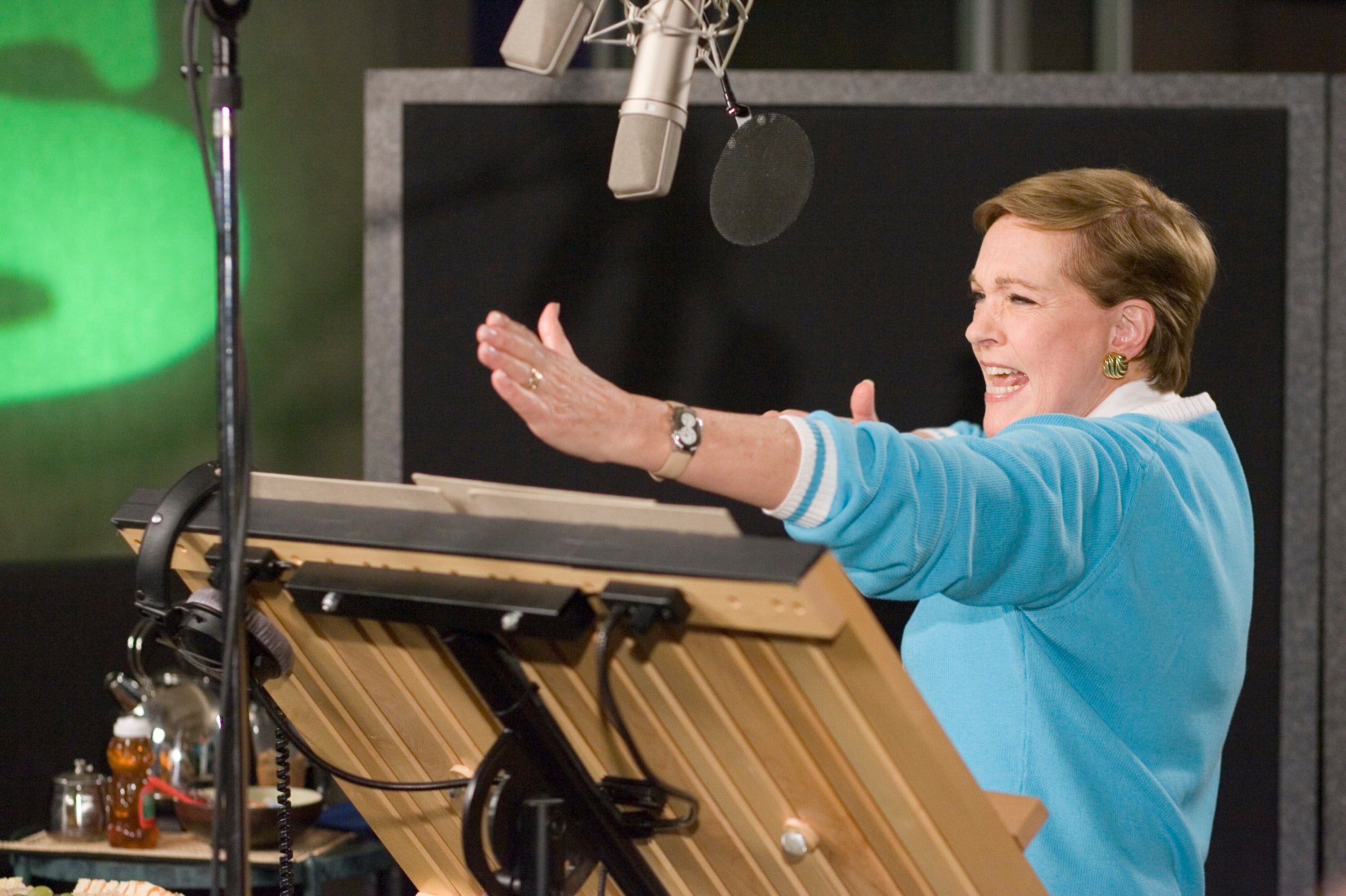 Al doppiaggio mentre dà voce al personaggio della Regina nel film Shrek 3, 2007