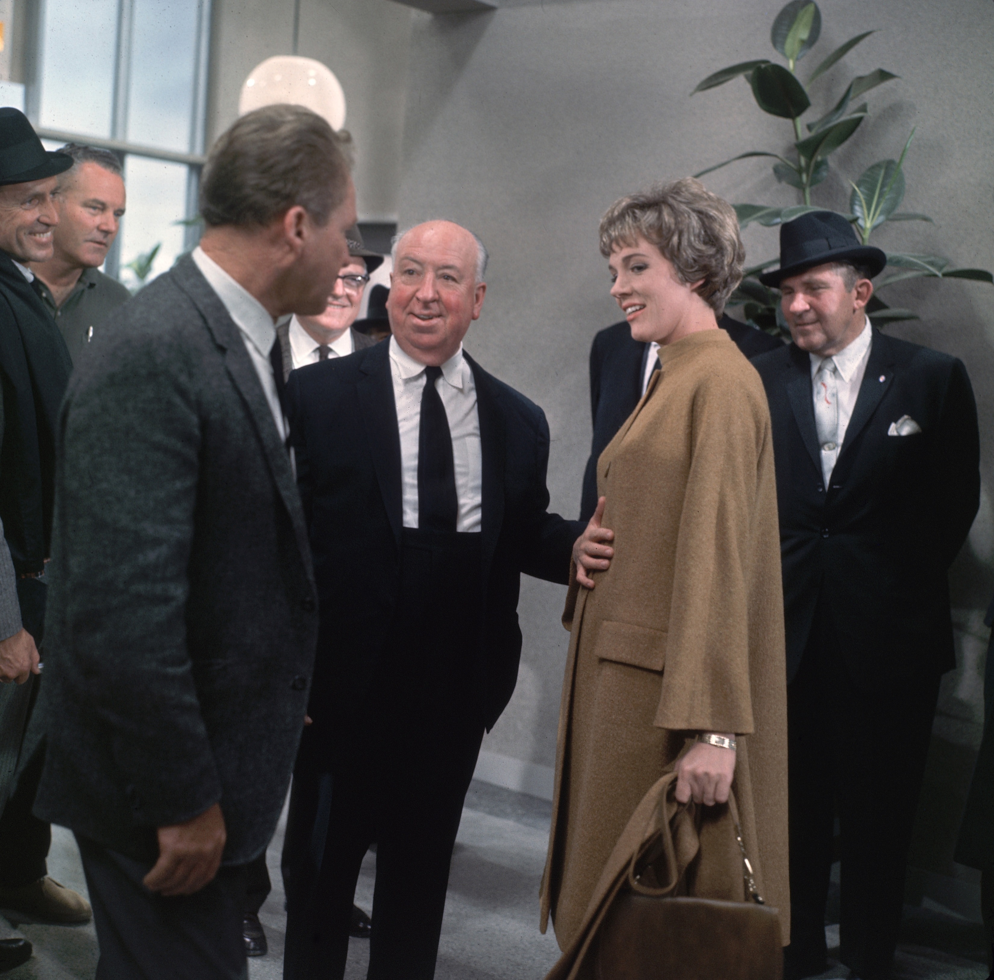 Sul set del film di Alfred Hitchcock (al centro della foto) Il sipario strappato, 1966