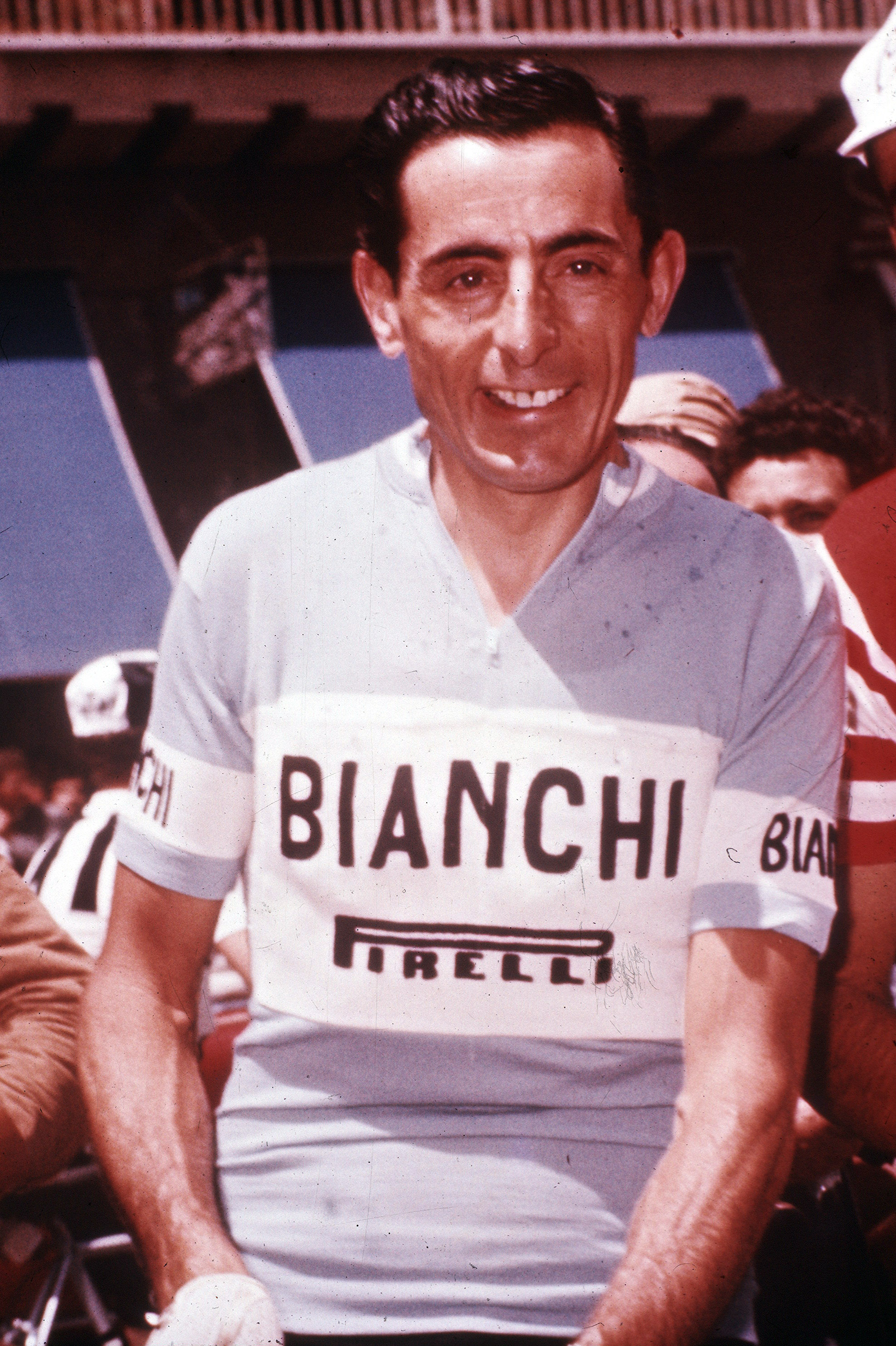 Primo piano con la maglia della Bianchi, squadra alla quale Coppi passa nel 1946, lasciando la Legnano