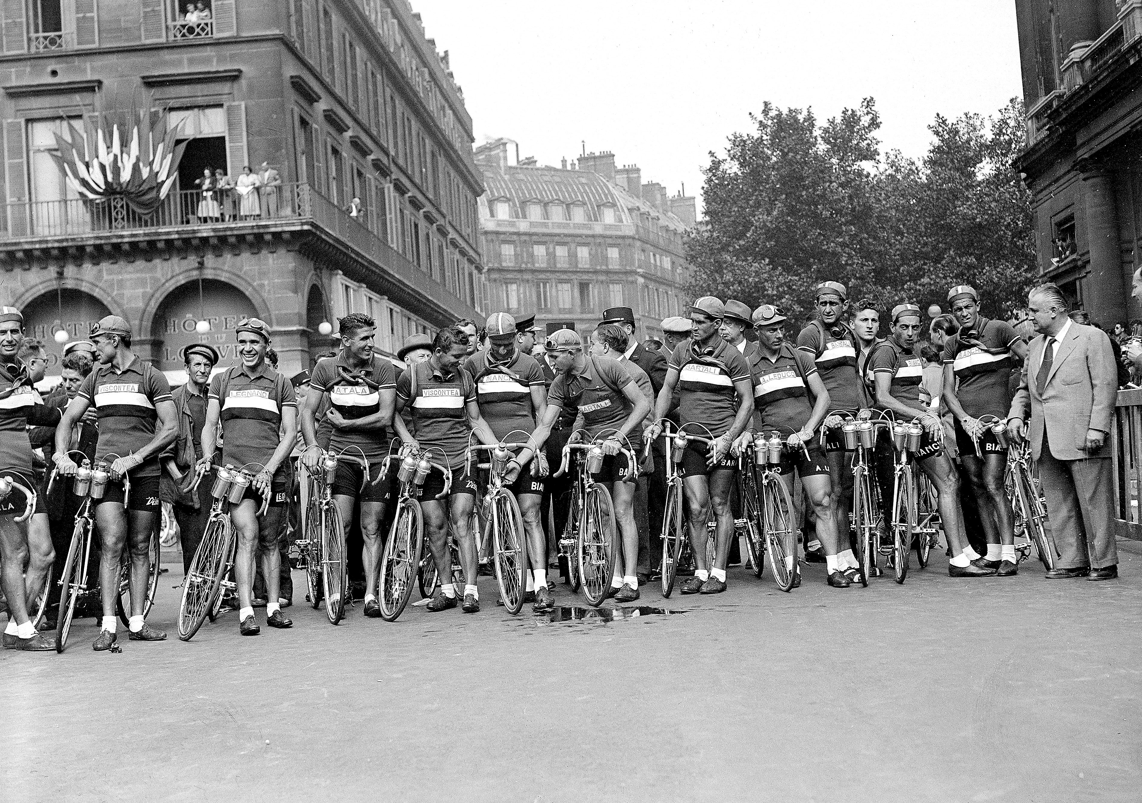 Foto di gruppo dei ciclisti italiani al Tour de France del 1949, dove Coppi trionfa