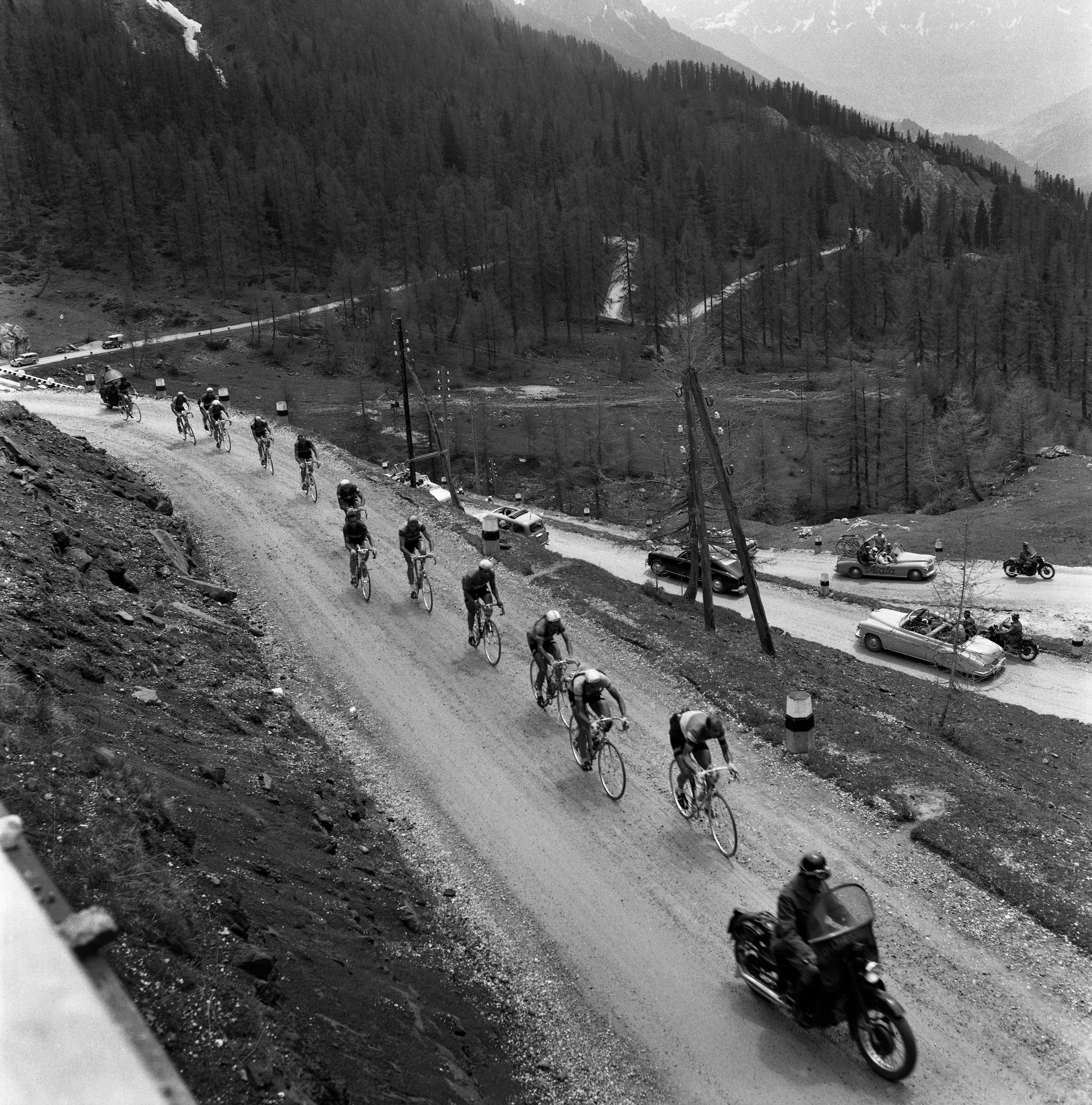 Passaggio dei corridori durante il Giro d’Italia del 1954