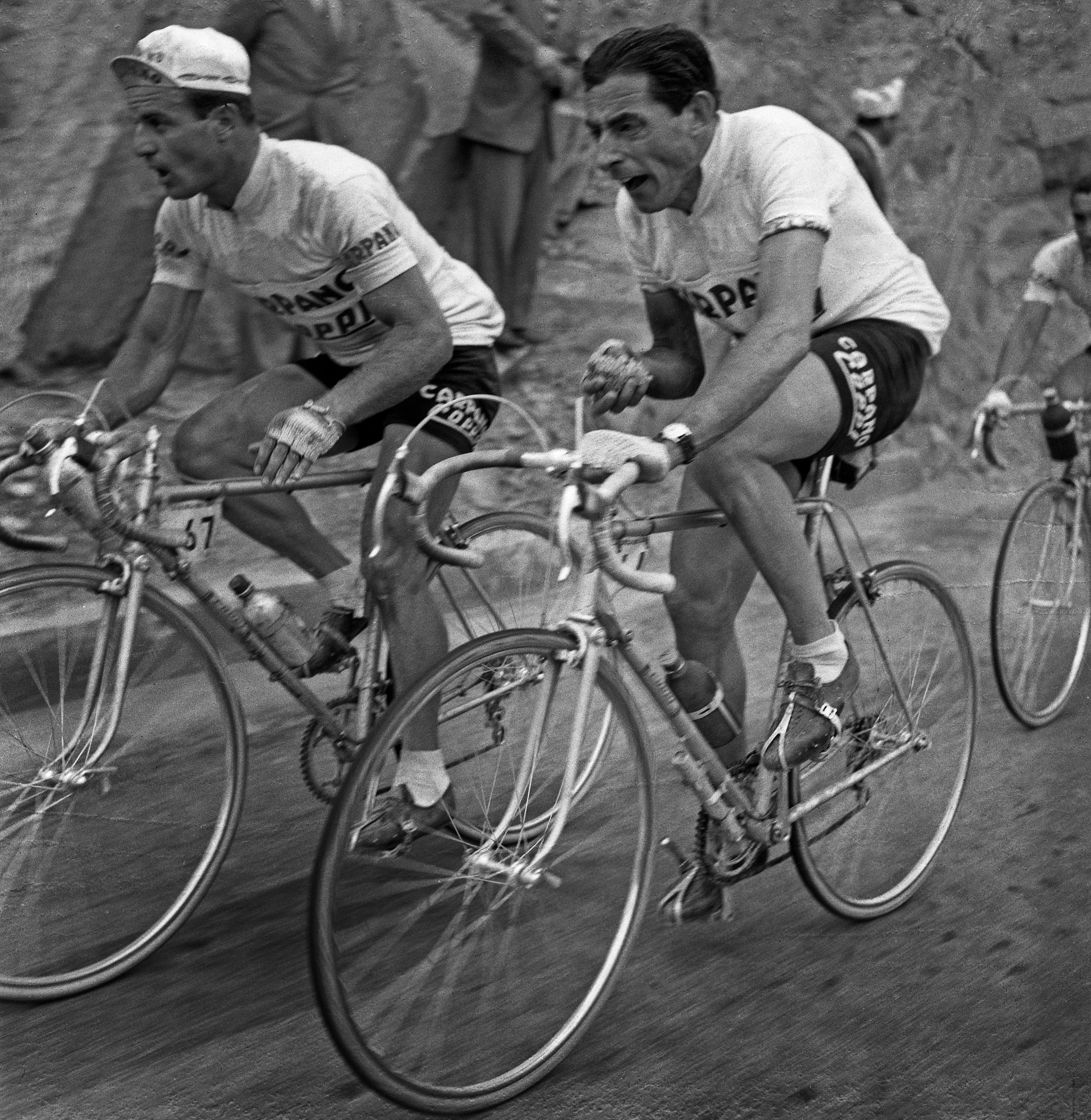 Insieme al compagno di squadra Ettore Milano, durante una gara nel 1956