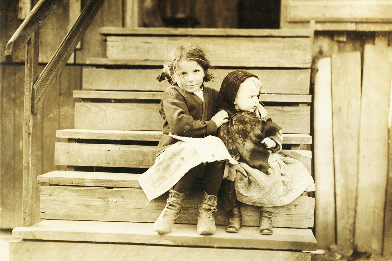 La piccola Julia si prende cura della bimba a casa. Febbraio 1911. Bayou La Batre, Alabama, USA. Foto di Lewis Wickes Hine. © Courtesy Library of Congress, Prints & Photographs Division, National Child Labor Committee Collection