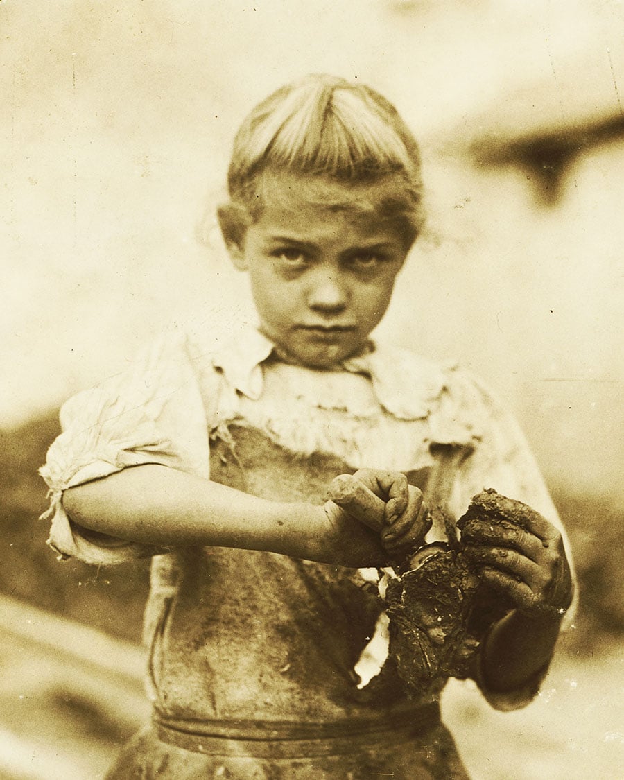 Rosie, 7 anni, sguscia ostriche tutto il giorno. Febbraio 1913. Bluffton, South Carolina, USA. Foto di Lewis Wickes Hine. © Courtesy Library of Congress, Prints & Photographs Division, National Child Labor Committee Collection