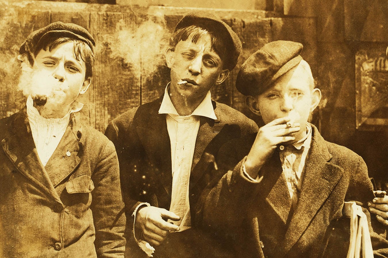 Lunedì 9 maggio 1910, 11 del mattino. Strilloni a Skeeter's Branch. St. Louis, Missouri, USA. Foto di Lewis Wickes Hine. © Courtesy Library of Congress, Prints & Photographs Division, National Child Labor Committee Collection