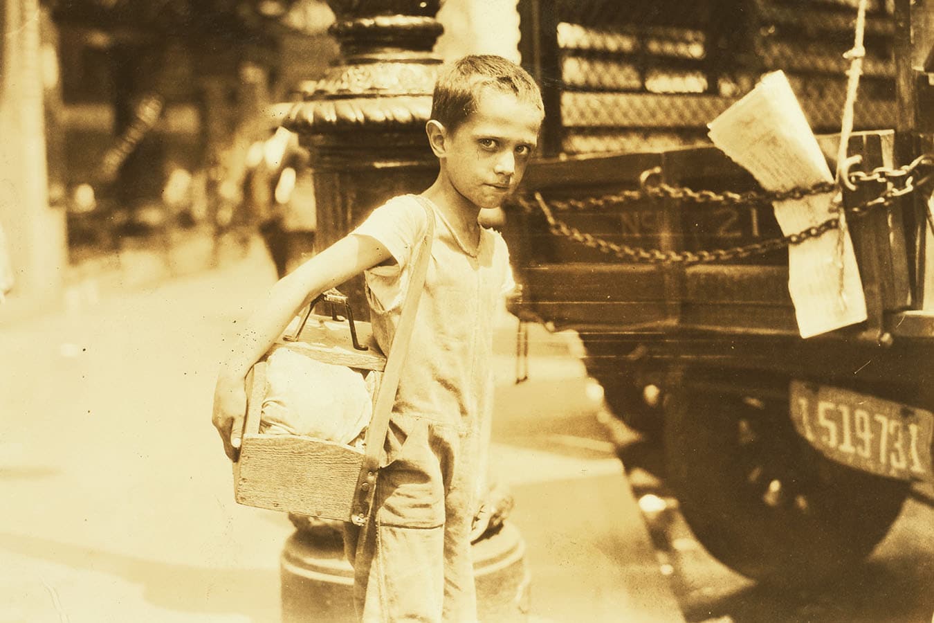 Tommie, giovanissimo lustrascarpe. 25 luglio 1924. New York, USA. Foto di Lewis Wickes Hine. © Courtesy Library of Congress, Prints & Photographs Division, National Child Labor Committee Collection