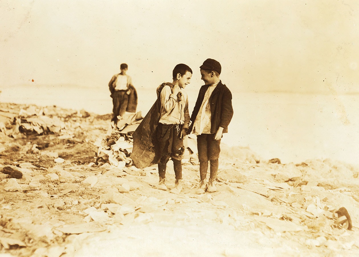 Ragazzi raccolgono la spazzatura in una discarica. Ottobre 1909. Boston, Massachusetts, USA. Foto di Lewis Wickes Hine. © Courtesy Library of Congress, Prints & Photographs Division, National Child Labor Committee Collection