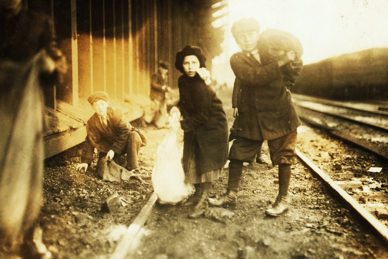 Mentre rubano carbone dal deposito della ferrovia. 29 gennaio 1917. Boston, Massachusetts, USA. Foto di Lewis Wickes Hine. © Courtesy Library of Congress, Prints & Photographs Division, National Child Labor Committee Collection