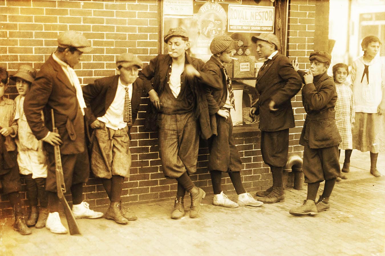 Banda di strada. 1916 June 27. Springfield, Massachusetts, USA. Foto di Lewis Wickes Hine. © Courtesy Library of Congress, Prints & Photographs Division, National Child Labor Committee Collection