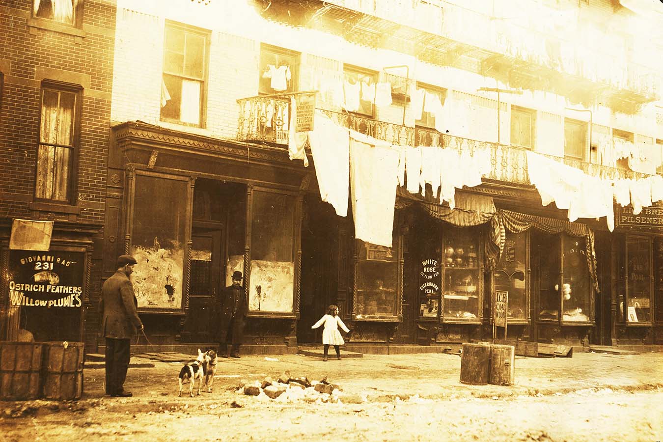Il cartello affittasi afferma: "Eleganti Appartmenti". Febbraio 1912. New York, NY, USA. Foto di Lewis Wickes Hine. © Courtesy Library of Congress, Prints & Photographs Division, National Child Labor Committee Collection