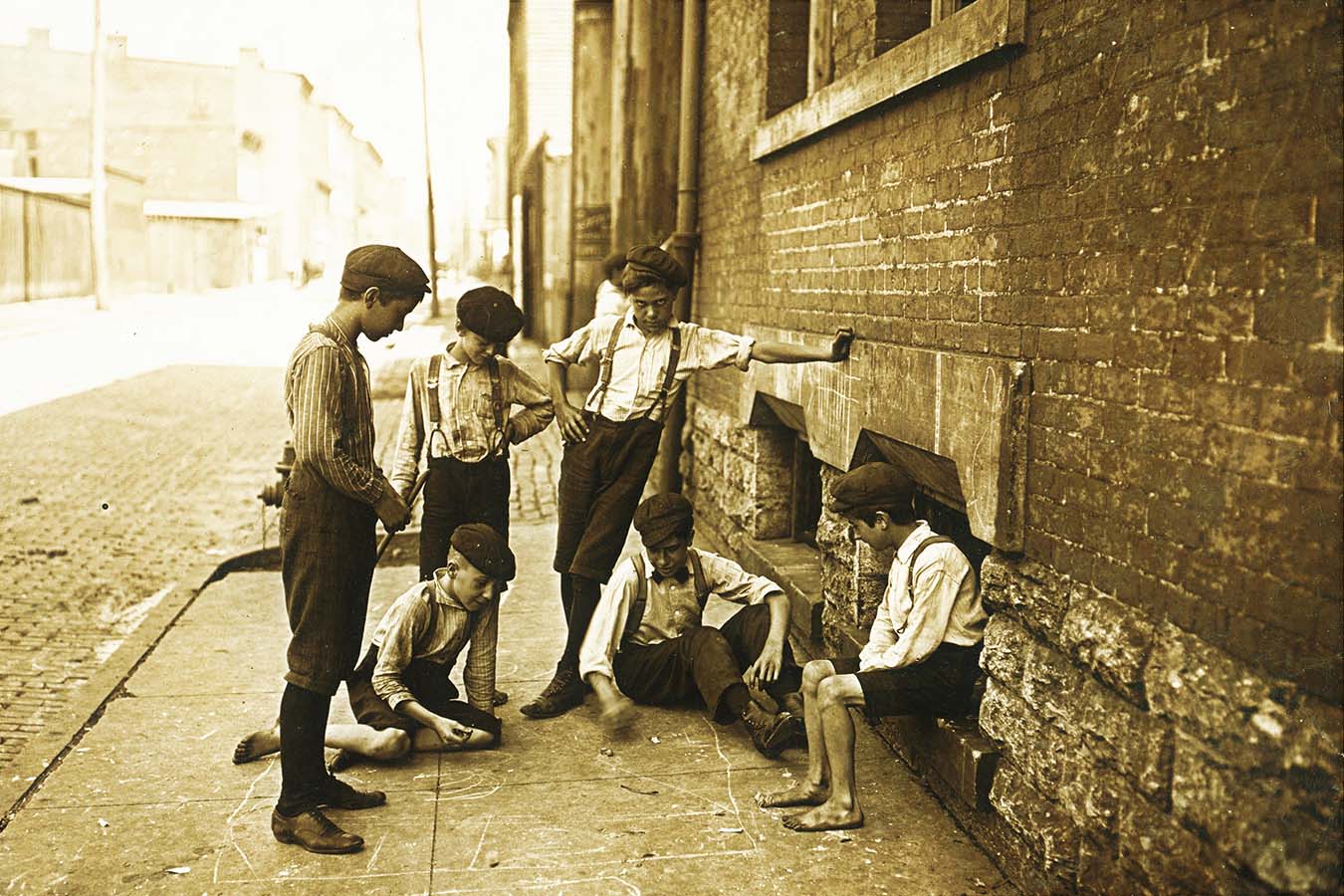 Una partita a Craps, gioco d'azzardo con i dadi. Agosto 1908. Cincinnati, Ohio, USA. Foto di Lewis Wickes Hine. © Courtesy Library of Congress, Prints & Photographs Division, National Child Labor Committee Collection