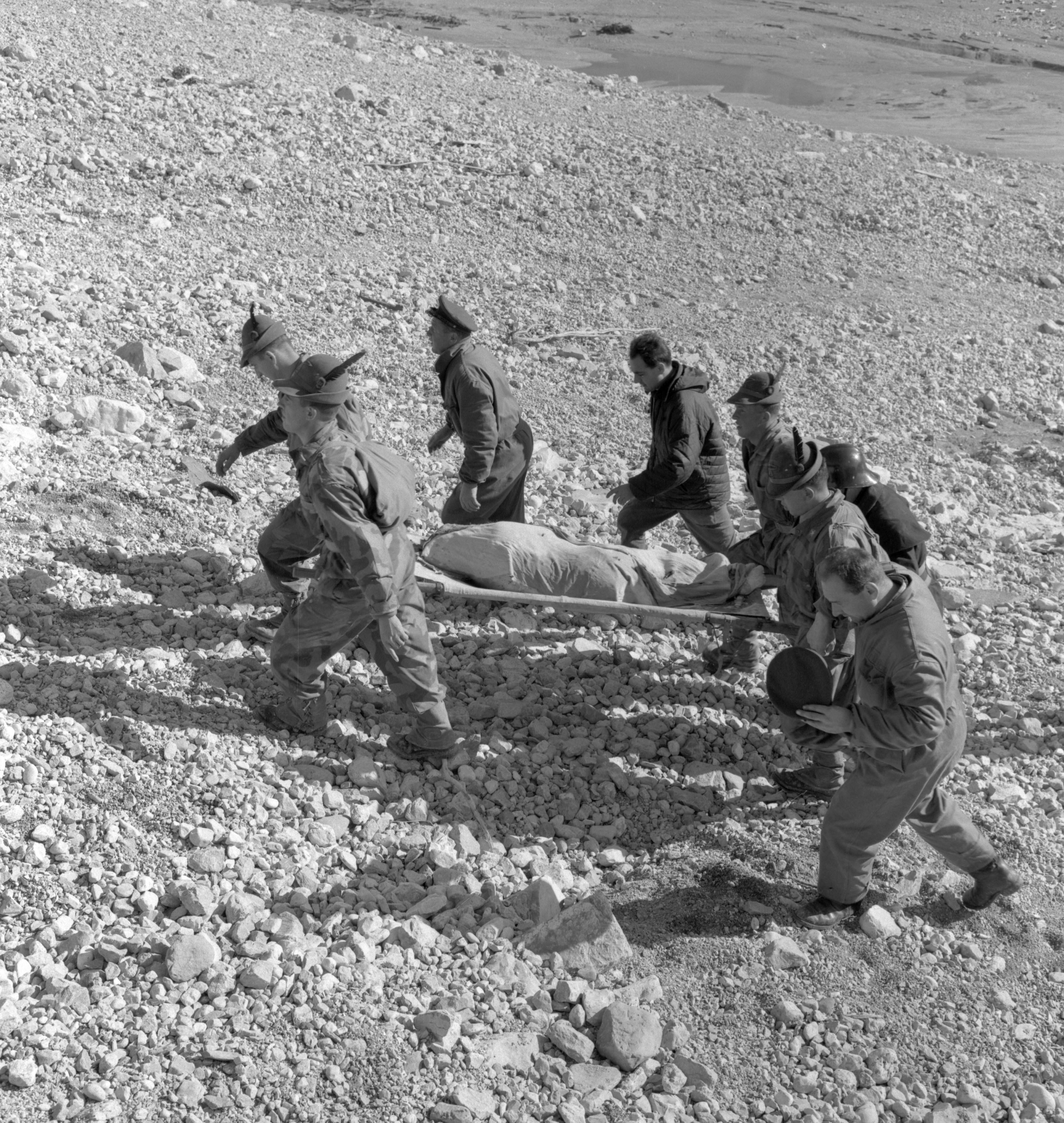 Un gruppo di soldati che trasportano un cadavere