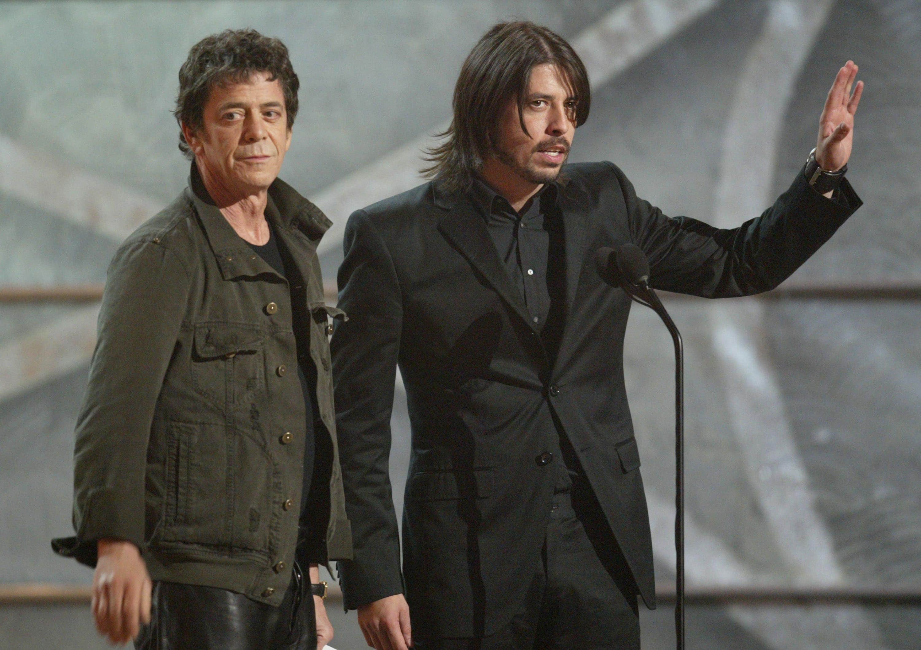 Lou Reed e Dave Grohl sul palco del 45th Annual Grammy Awards al Madison Square Garden di New York nel 2003 