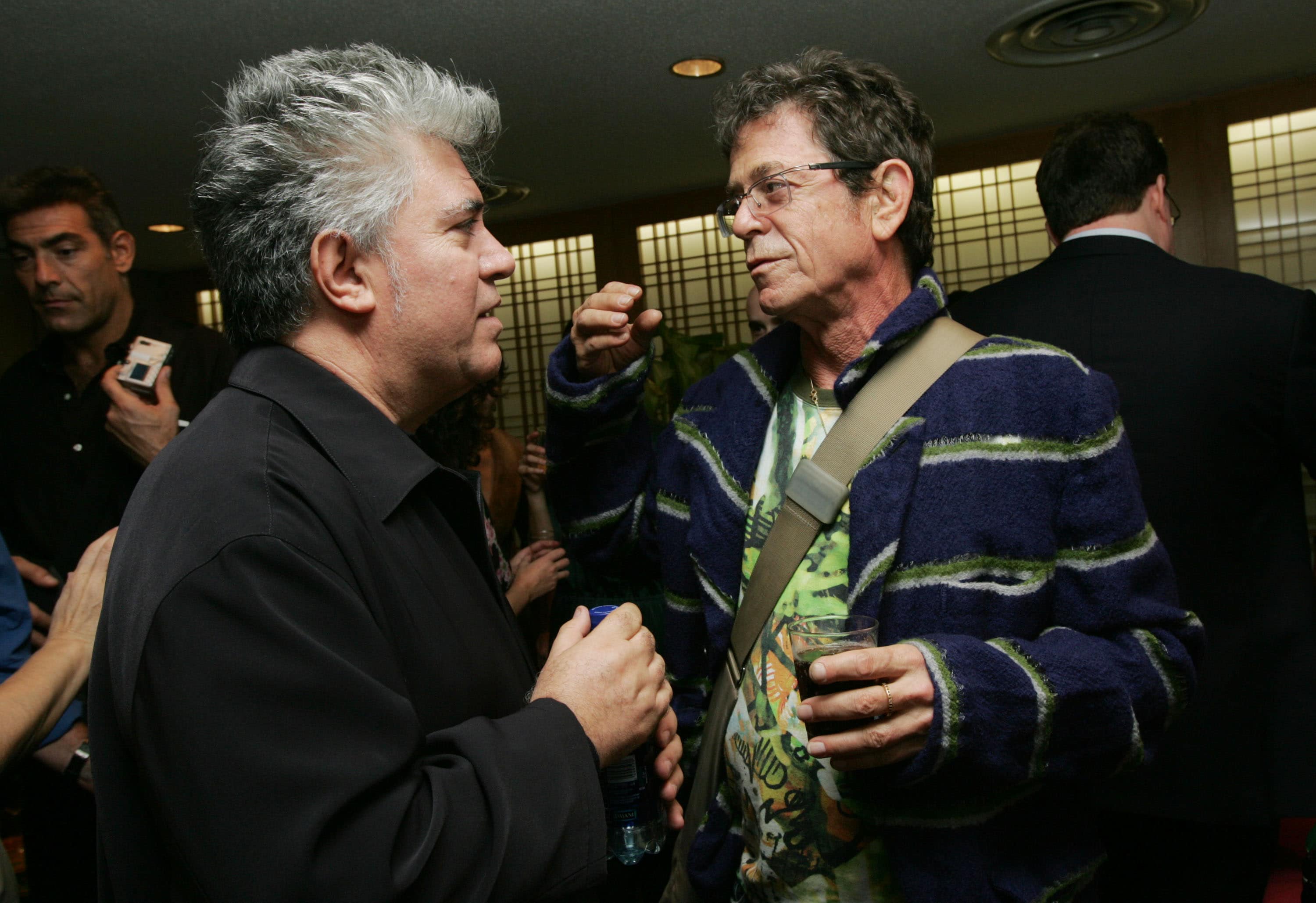 Lou Reed conversa con Pedro Almodovar durante la serata di presentazione de "La mala Education" alla 42° edizione del New York Film Festival nell'ottobre del 2004
