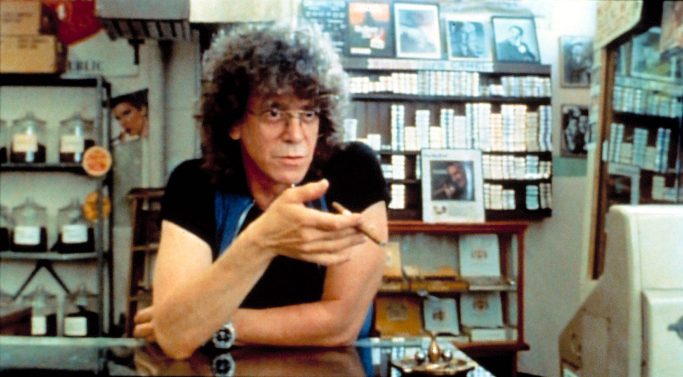 Lou Reed interpreta "l'uomo con gli occhiali strani" nel film del 1995 scritto e diretto da Paul Auster e Wayne Wang "Blue In The Face" 