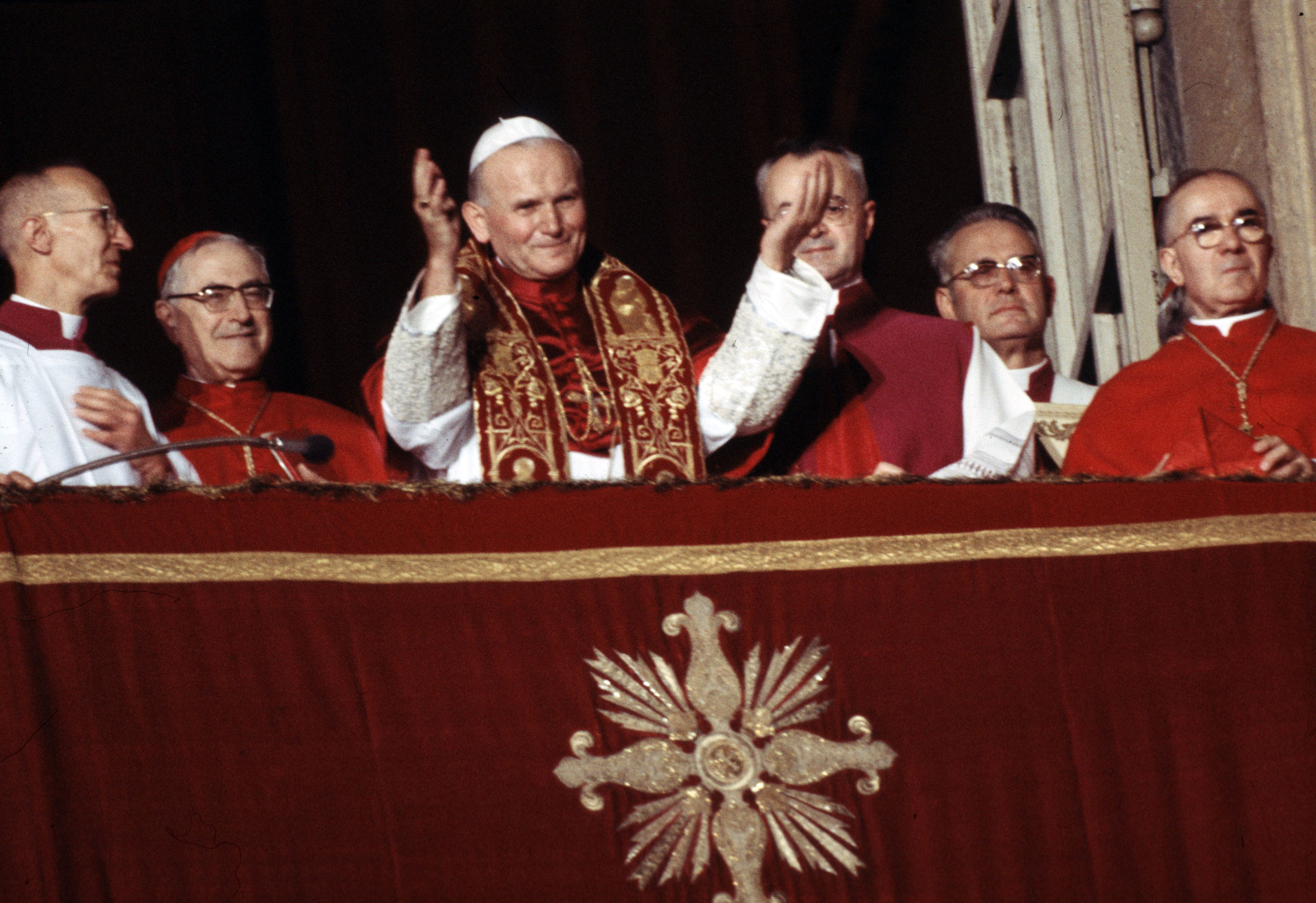 16 ottobre 1978: dopo tre giorni di conclave Karol Woityla viene eletto Papa, con il nome di Giovanni Paolo II