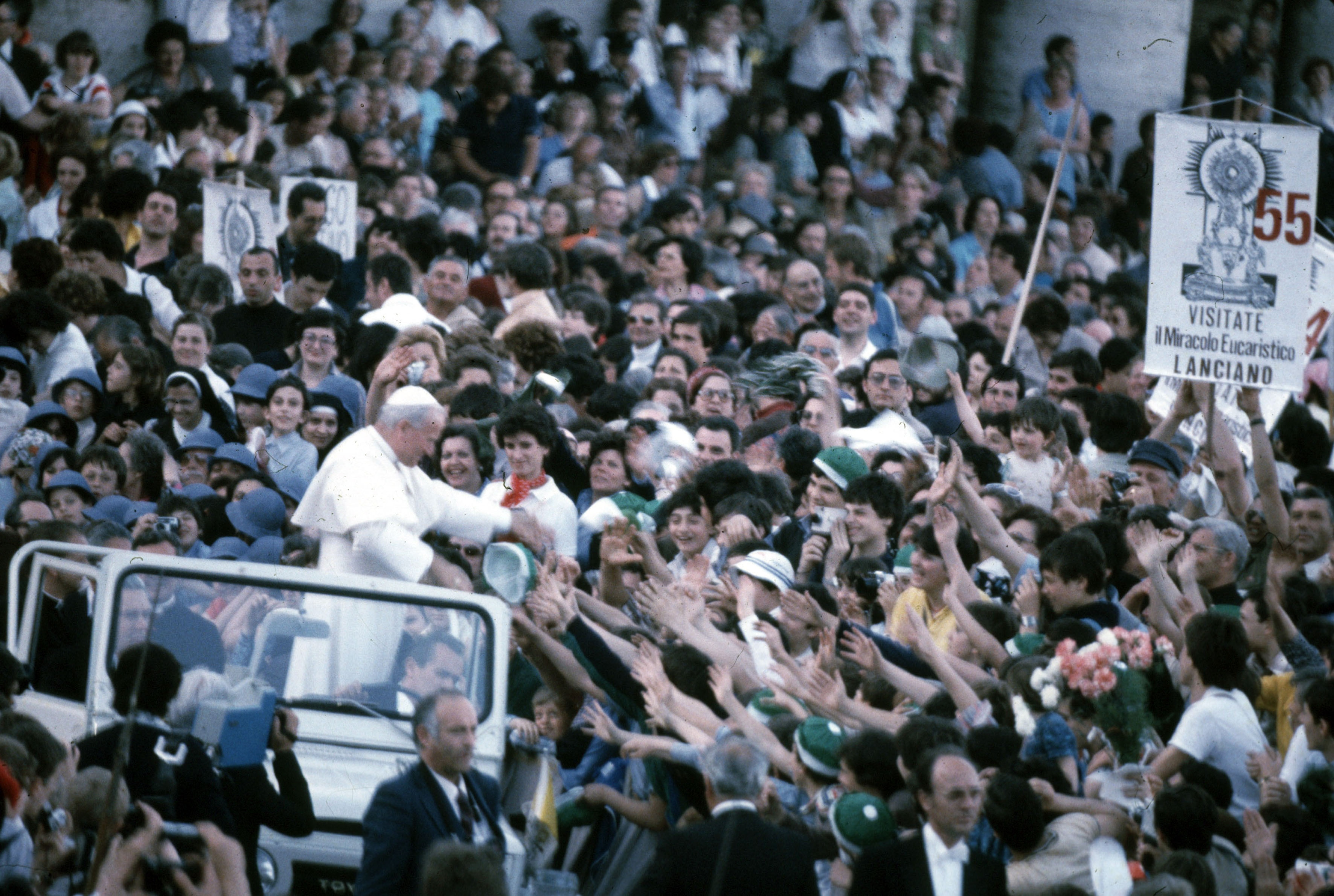 Il Papa tra la folla a piazza San Pietro nel 1981