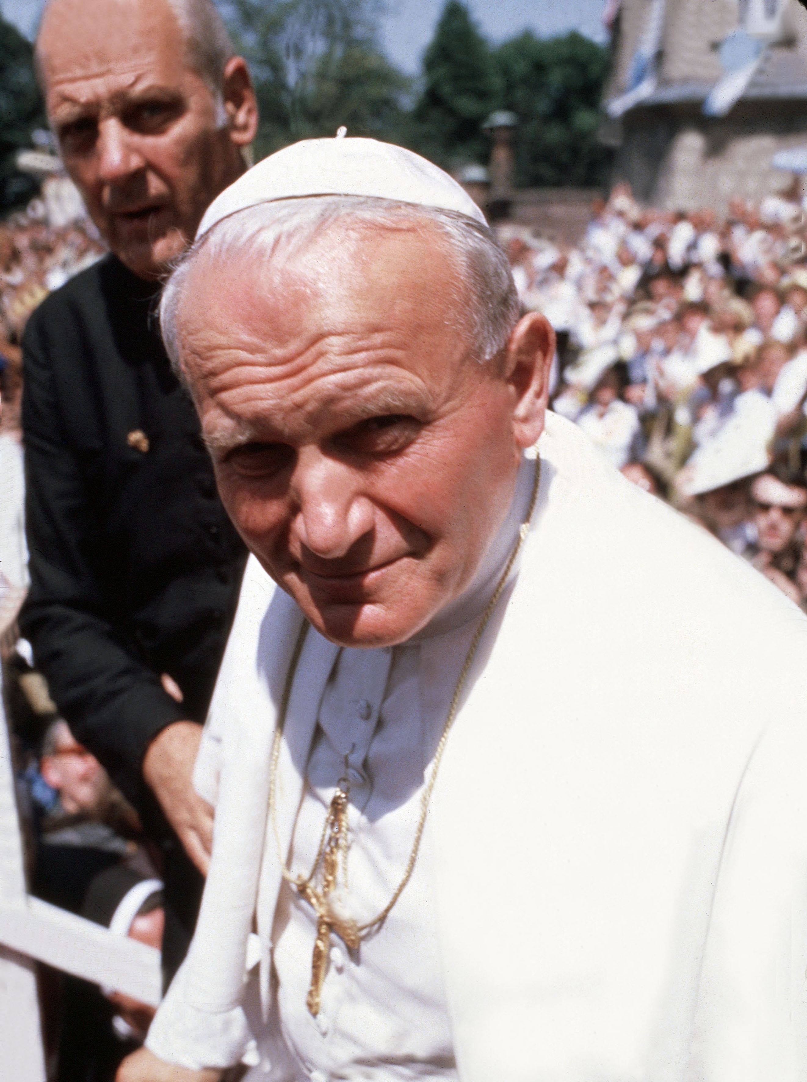 Primo piano, del 1982. Sullo sfondo si intravede l'arcivescovo americano Paul Marcinkus