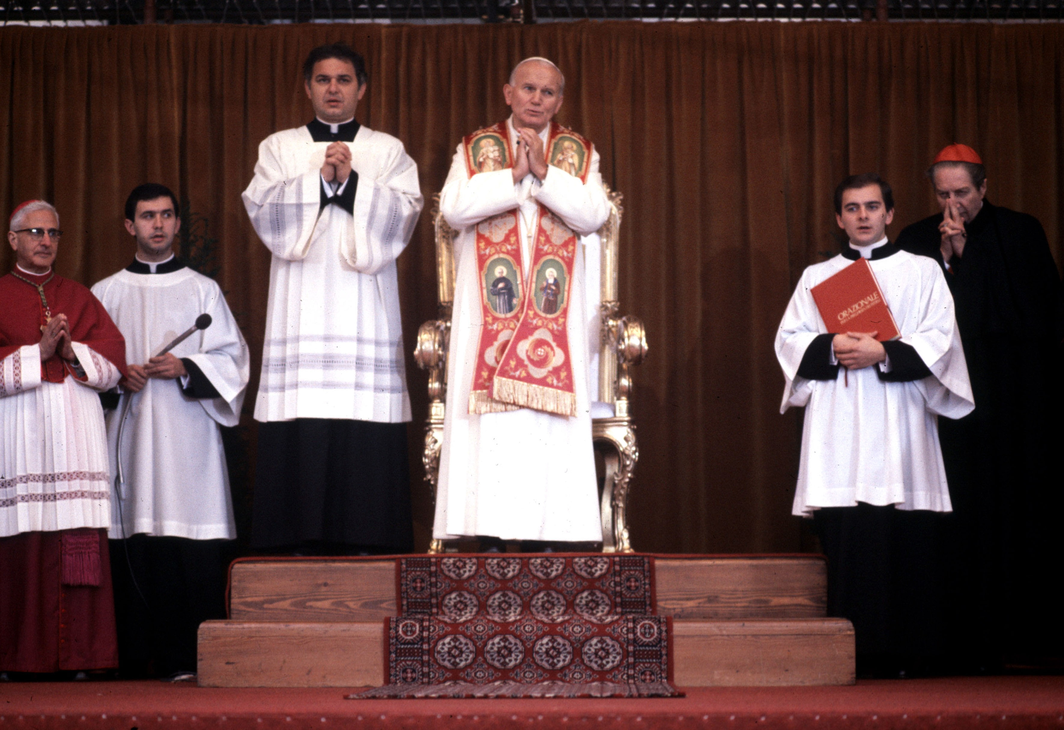 Giovanni Paolo nel 1983, sulla destra il cardinale Carlo Maria Martini in preghiera