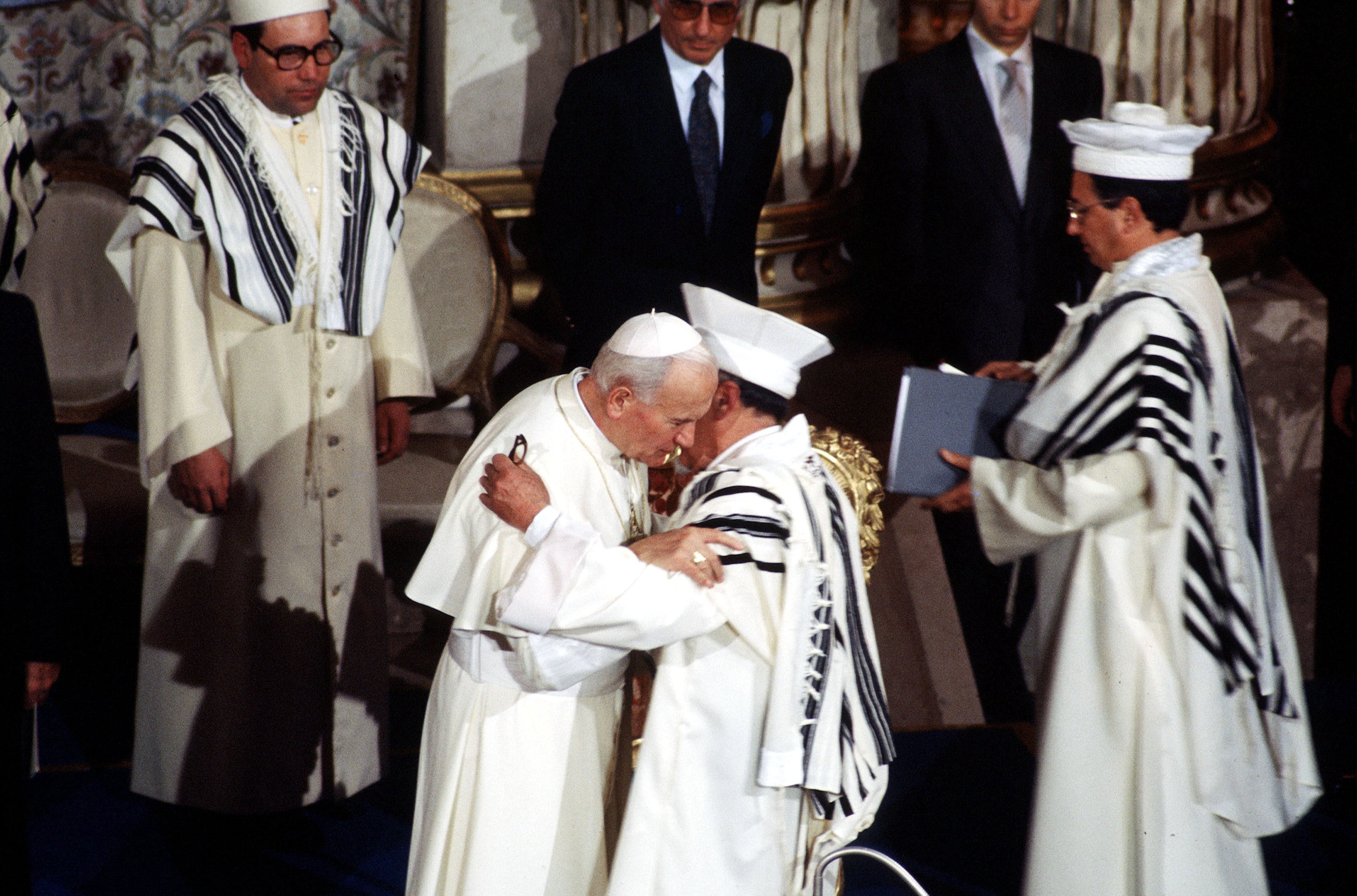 Giovanni Paolo II incontra il rabbino capo del​la comunità ebraica italiana E​lio Toaff, il 13 maggio 1985