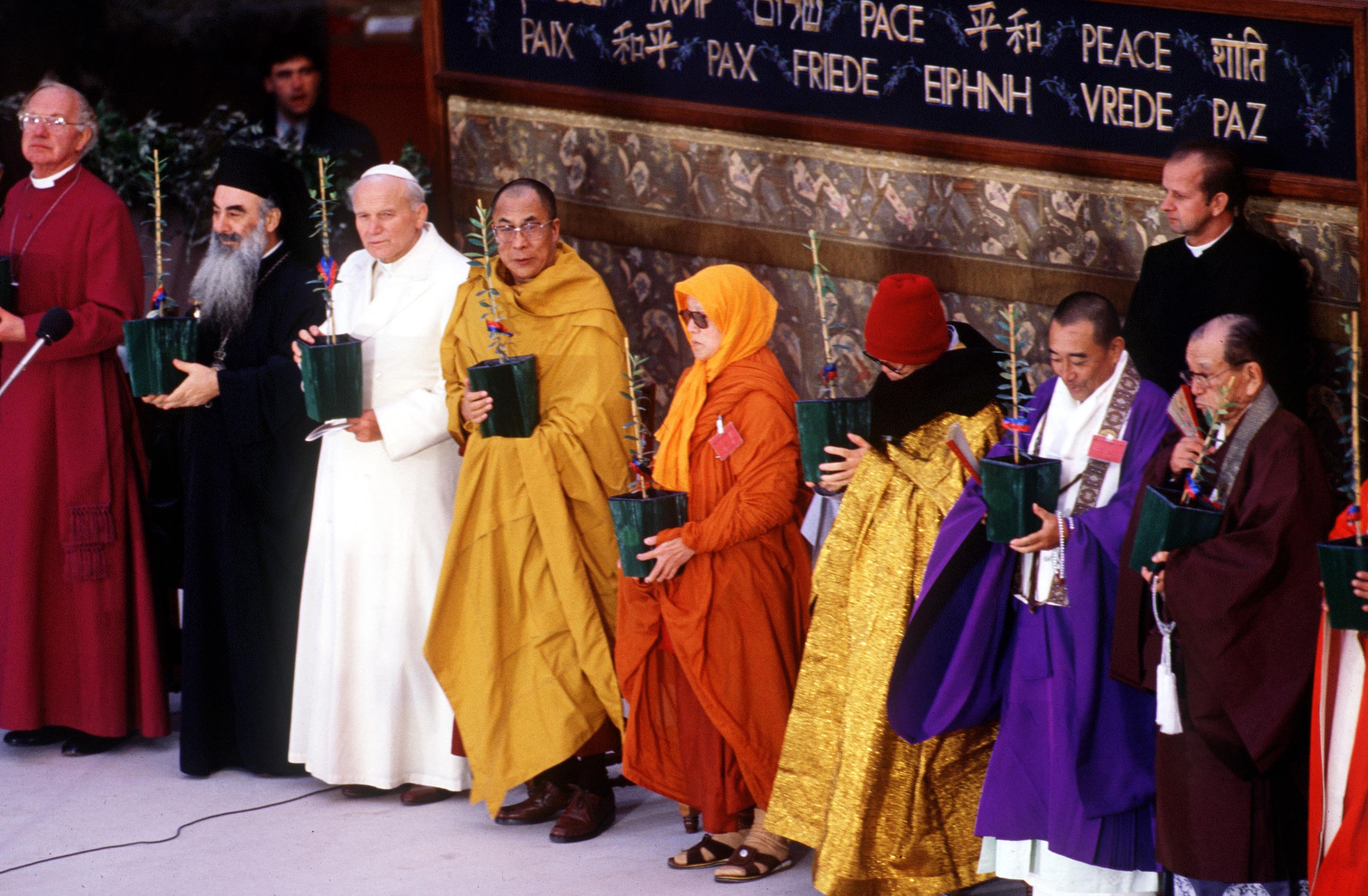 26 maggio 1986: incontro per la pace con i rappresentanti di tutte le religioni ad Assisi. A destra del pontefice il Dalai Lama