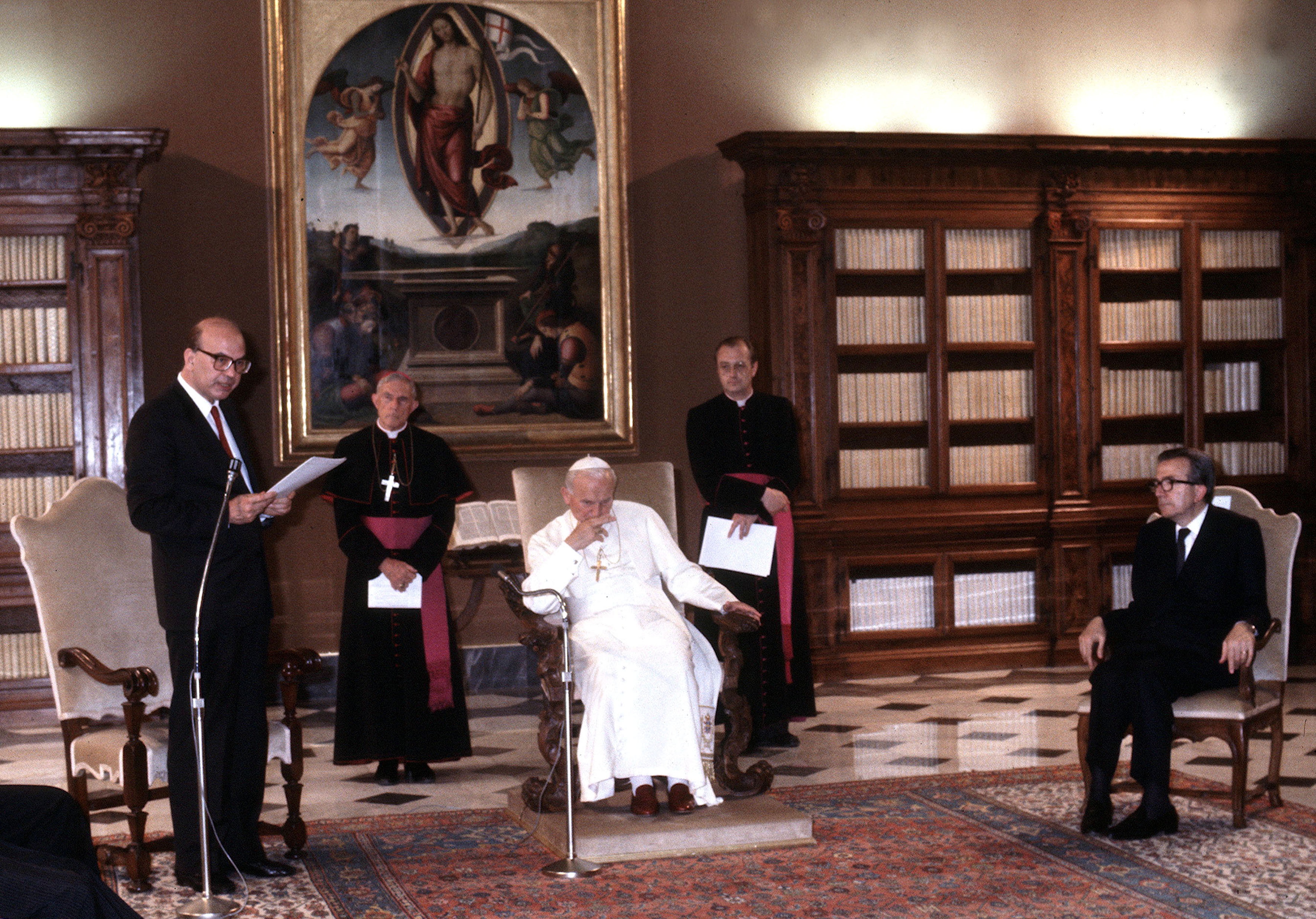 18 febbraio 1984: Bettino Craxi, presidente del Consiglio dei Ministri e Giovanni Paolo II durante la revisione del Concordato tra lo Stato italiano e il Vaticano