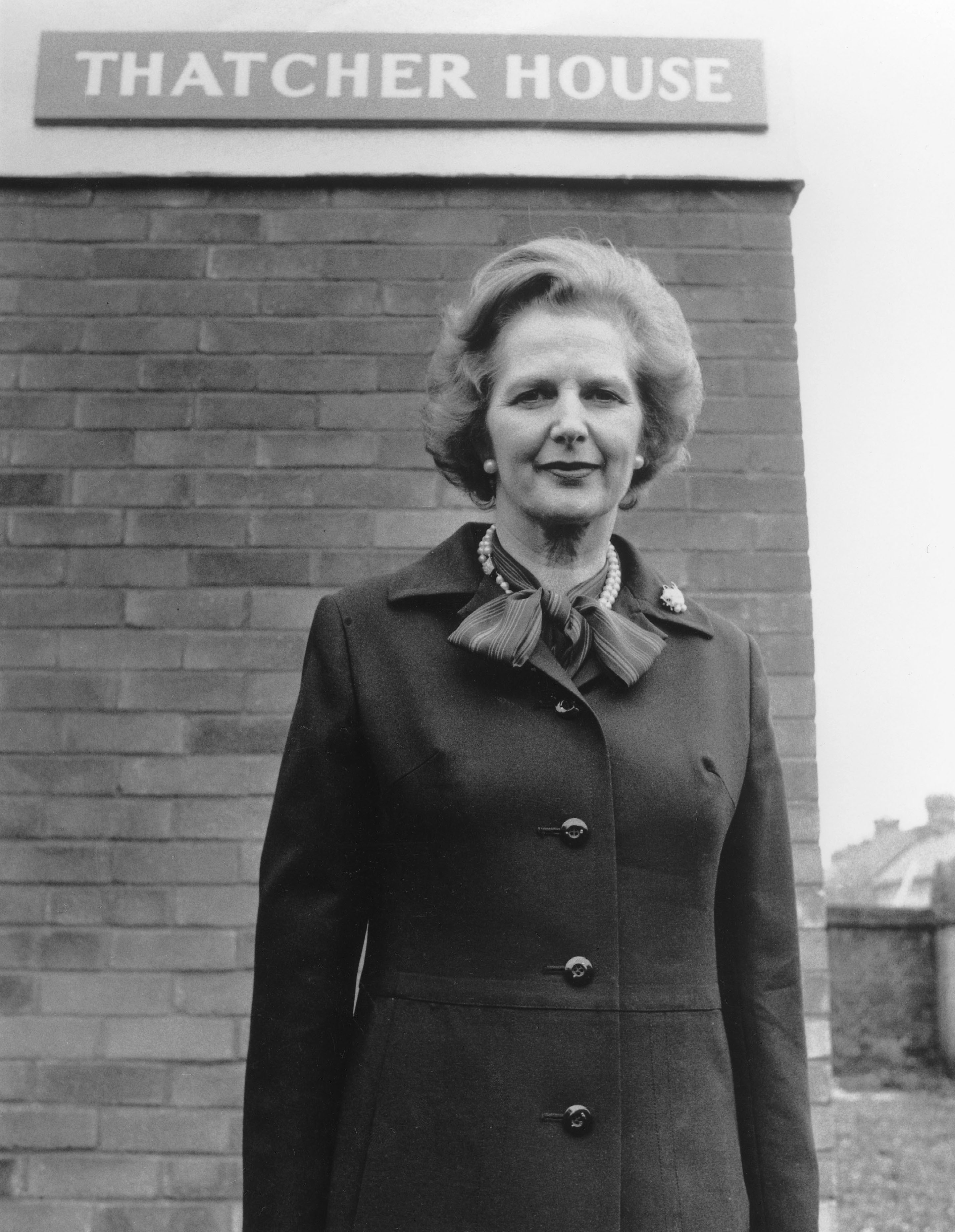 La Thatcher di fronte ad una casa per anziani che ha preso il suo nome, nel 1982